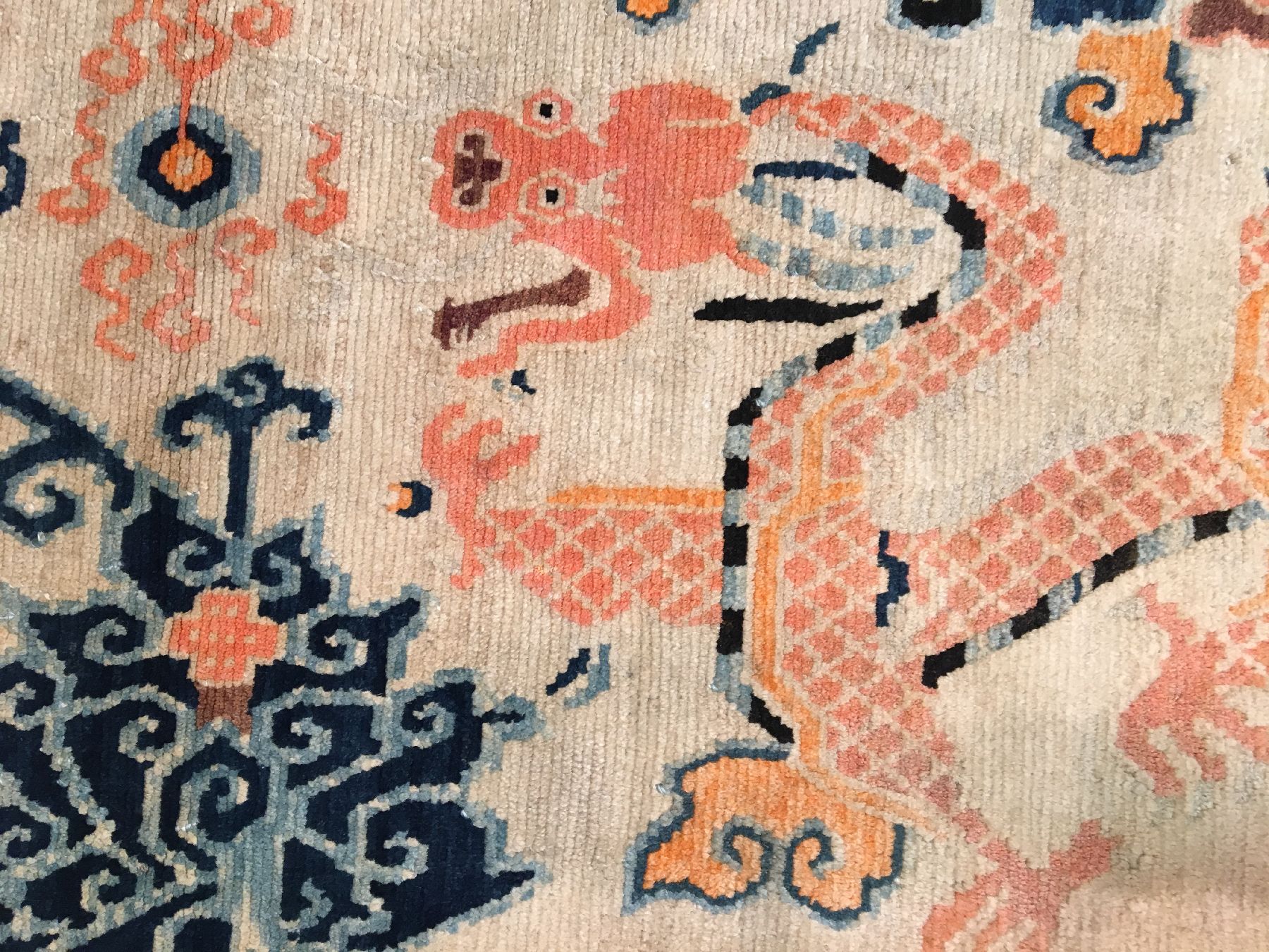 Detail c: Gyantse "Khaden" alt (Drachen & Phönyx), Südtibet, um 1920, Wolle geknüpft auf Wolle. Weißgrundiger Hochzeitsteppich der Tibeter mit ...
