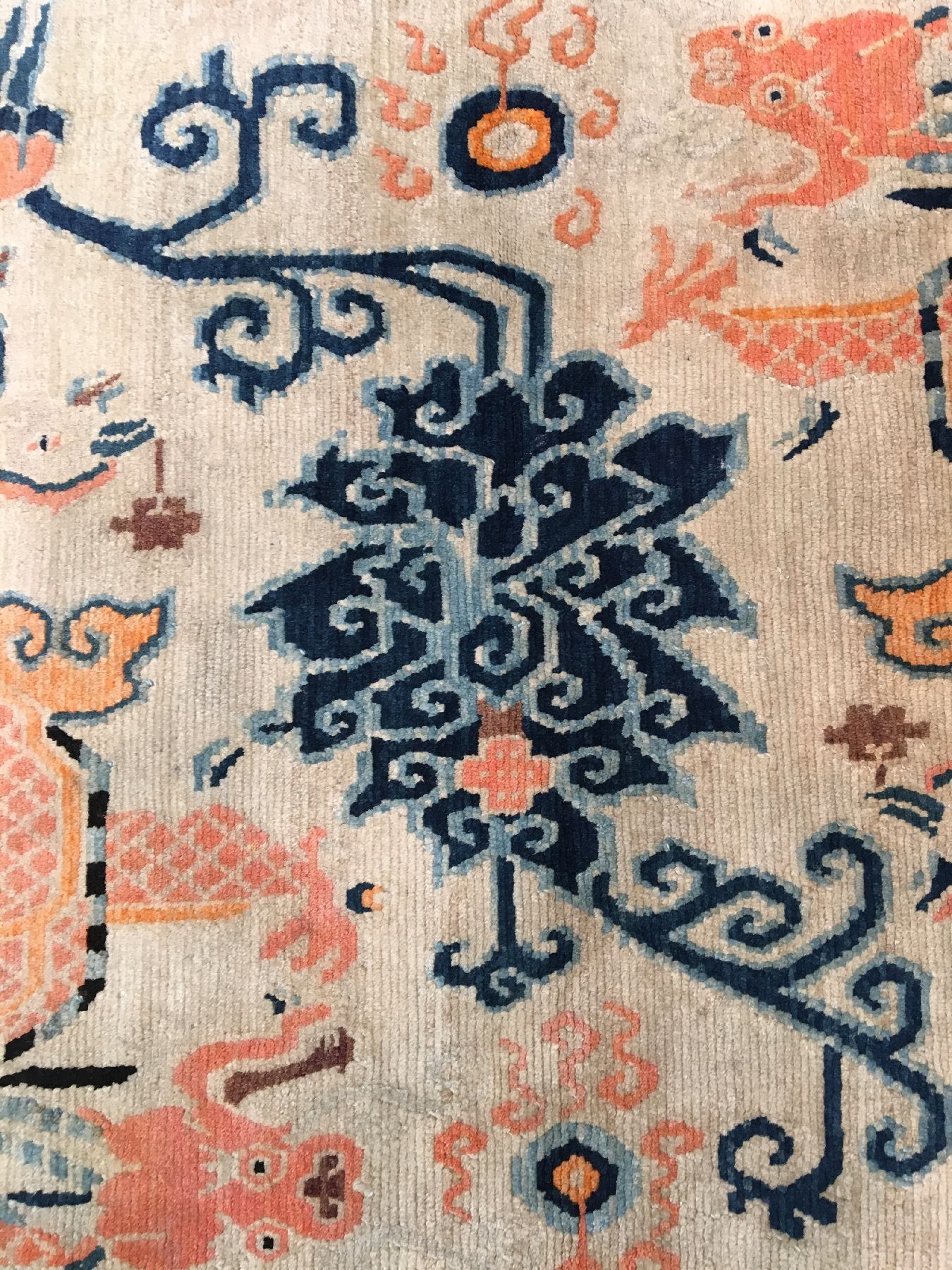 Detail d: Gyantse "Khaden" alt (Drachen & Phönyx), Südtibet, um 1920, Wolle geknüpft auf Wolle. Weißgrundiger Hochzeitsteppich der Tibeter mit ...