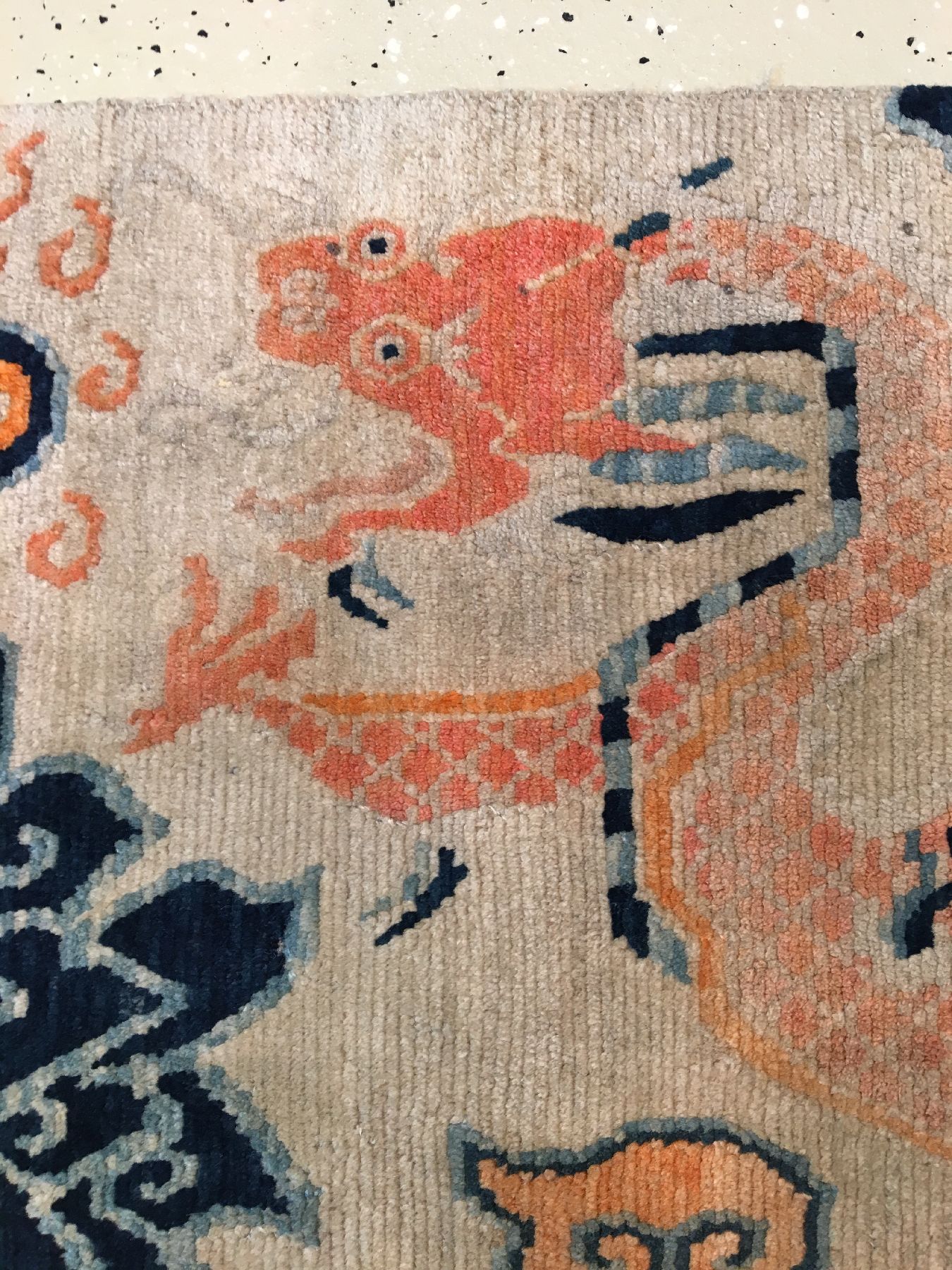 Detail e: Gyantse "Khaden" alt (Drachen & Phönyx), Südtibet, um 1920, Wolle geknüpft auf Wolle. Weißgrundiger Hochzeitsteppich der Tibeter mit ...