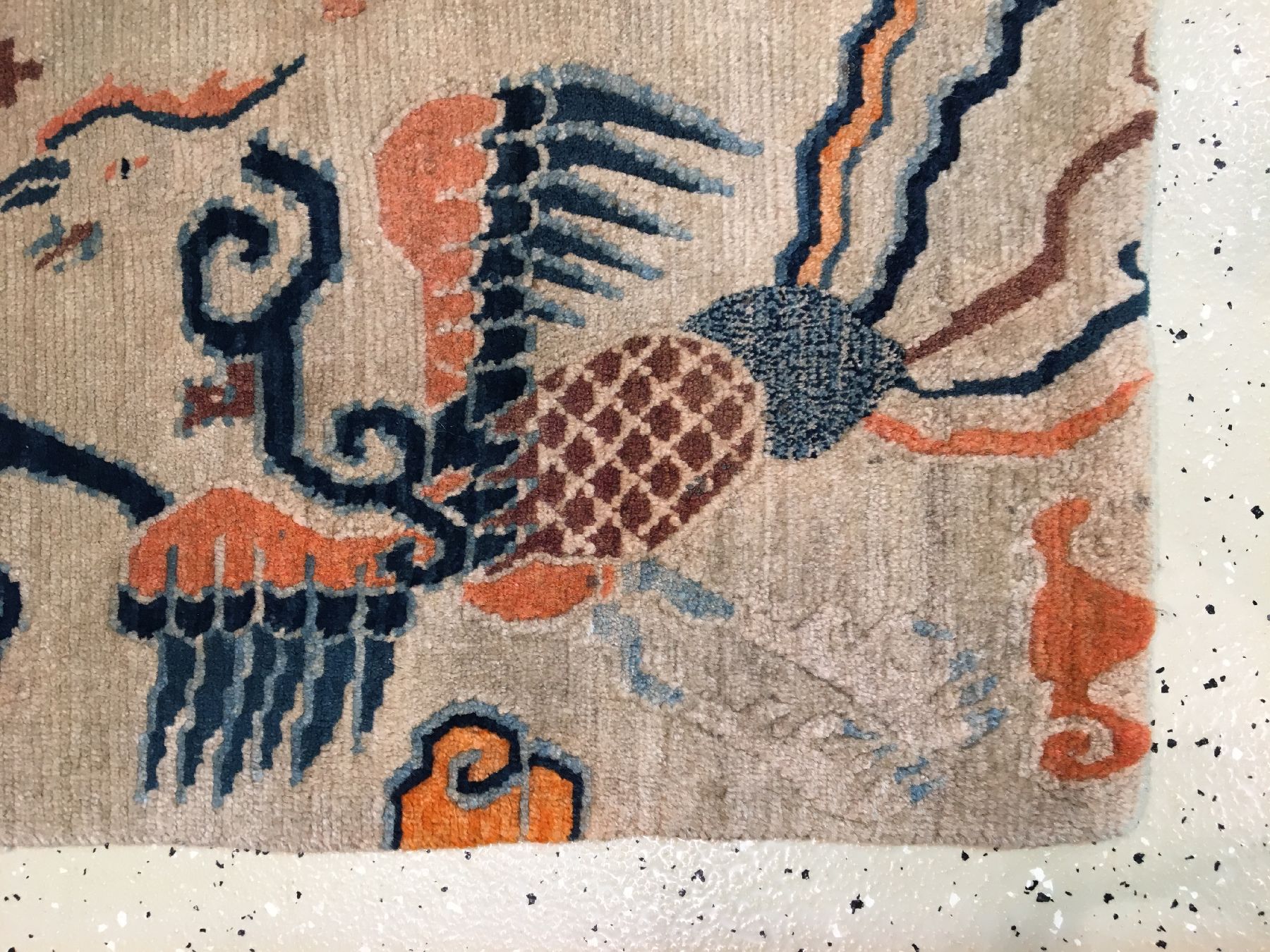 Detail f: Gyantse "Khaden" alt (Drachen & Phönyx), Südtibet, um 1920, Wolle geknüpft auf Wolle. Weißgrundiger Hochzeitsteppich der Tibeter mit ...