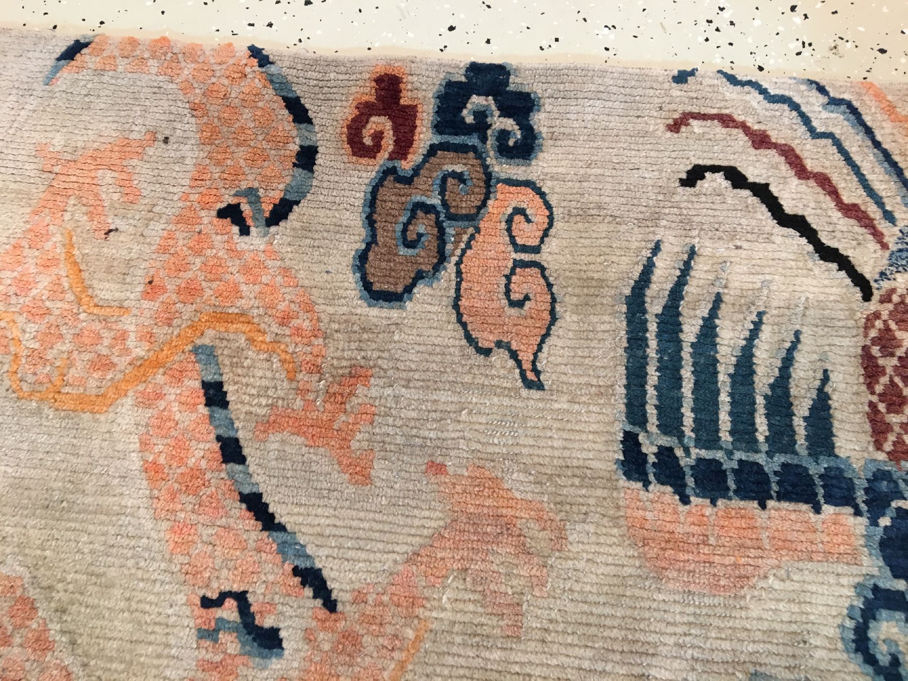 Detail g: Gyantse "Khaden" alt (Drachen & Phönyx), Südtibet, um 1920, Wolle geknüpft auf Wolle. Weißgrundiger Hochzeitsteppich der Tibeter mit ...