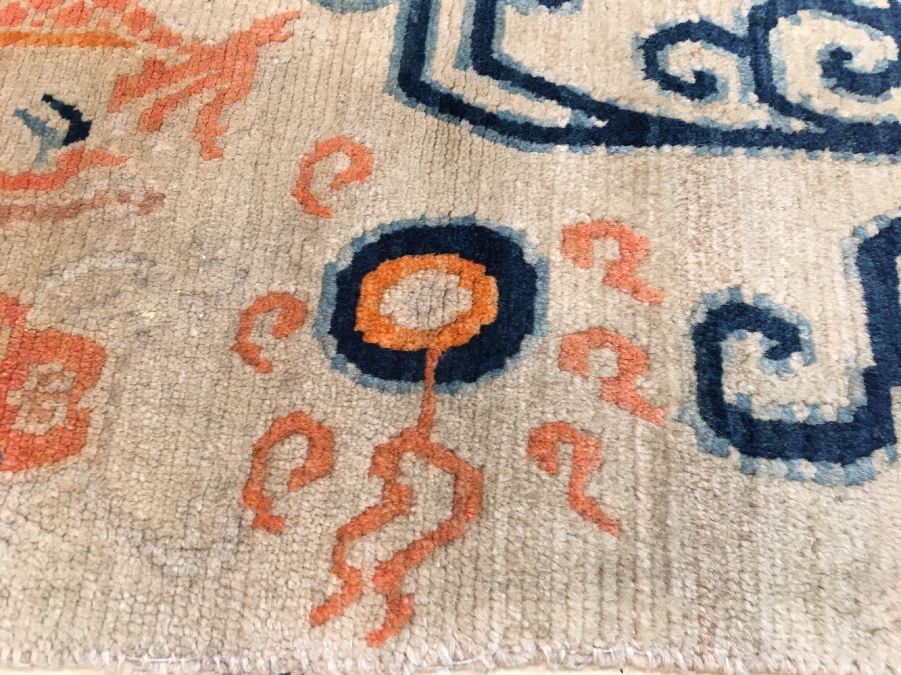 Detail h: Gyantse "Khaden" alt (Drachen & Phönyx), Südtibet, um 1920, Wolle geknüpft auf Wolle. Weißgrundiger Hochzeitsteppich der Tibeter mit ...