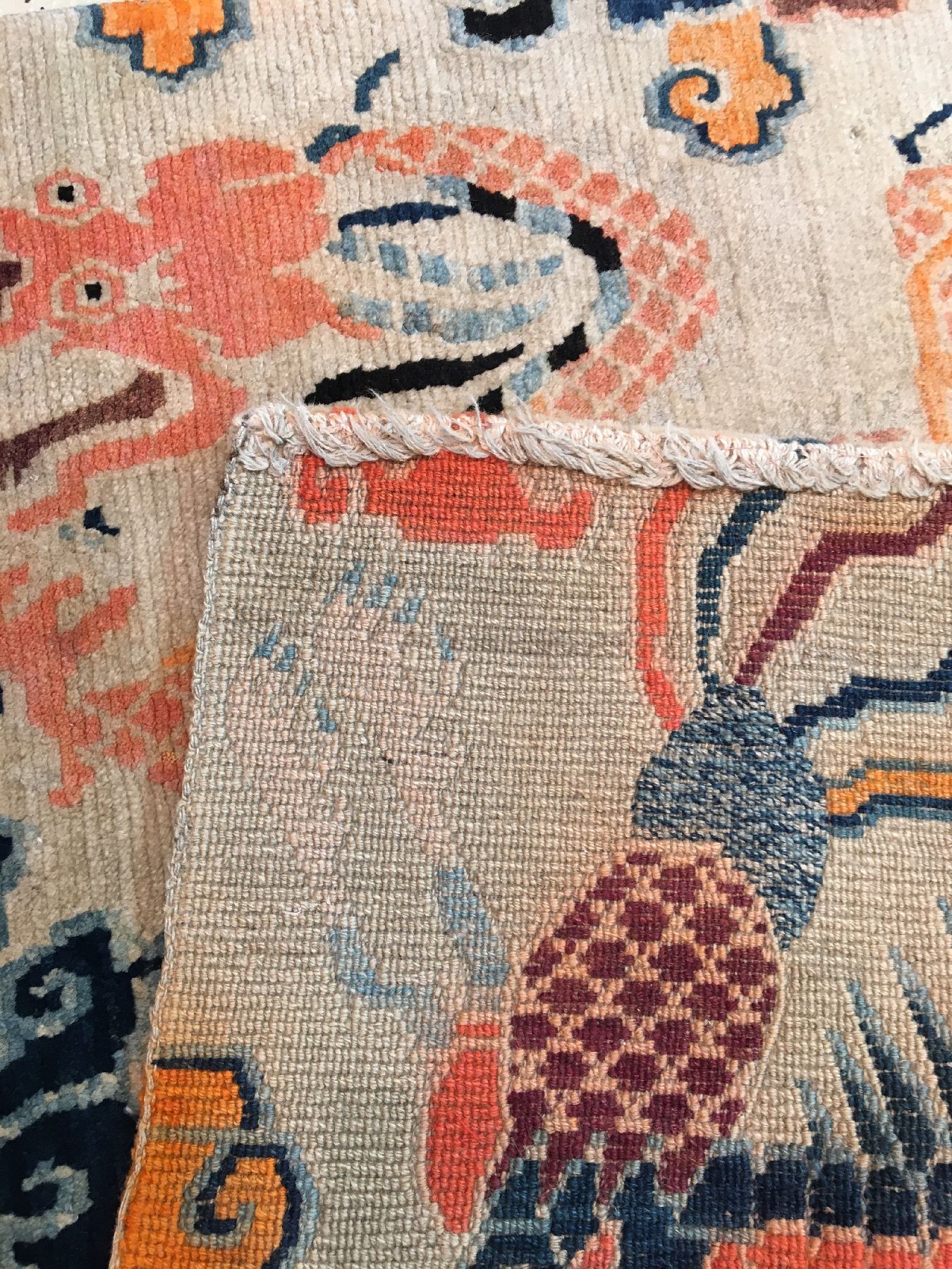 Detail i: Gyantse "Khaden" alt (Drachen & Phönyx), Südtibet, um 1920, Wolle geknüpft auf Wolle. Weißgrundiger Hochzeitsteppich der Tibeter mit ...