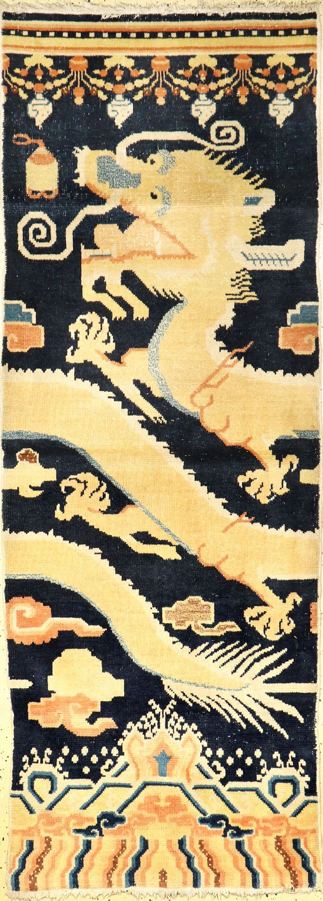 Mongolischer Säulenteppich, Drachenteppich,Mongolai, um 1950, Wolle auf Baumwolle, ca. 215 x 80 cm, dekorativ, EHZ: 3 (Altersspuren)