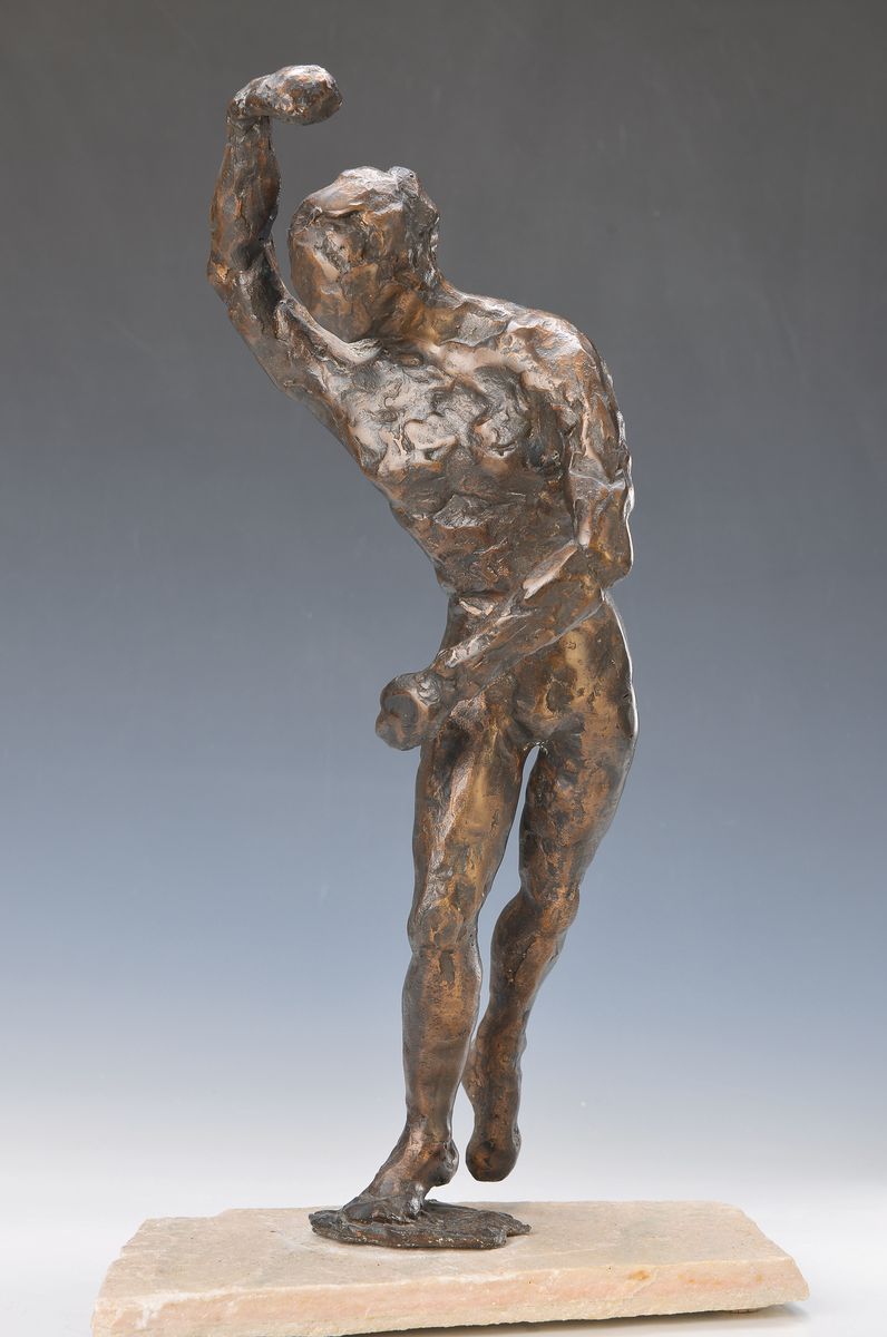 Monogrammist R., datiert (19)92, stehender Akt, Bronzeguß, H. ca. 46cm, auf Steinsockel, Gesamth. ca. 48.5cm