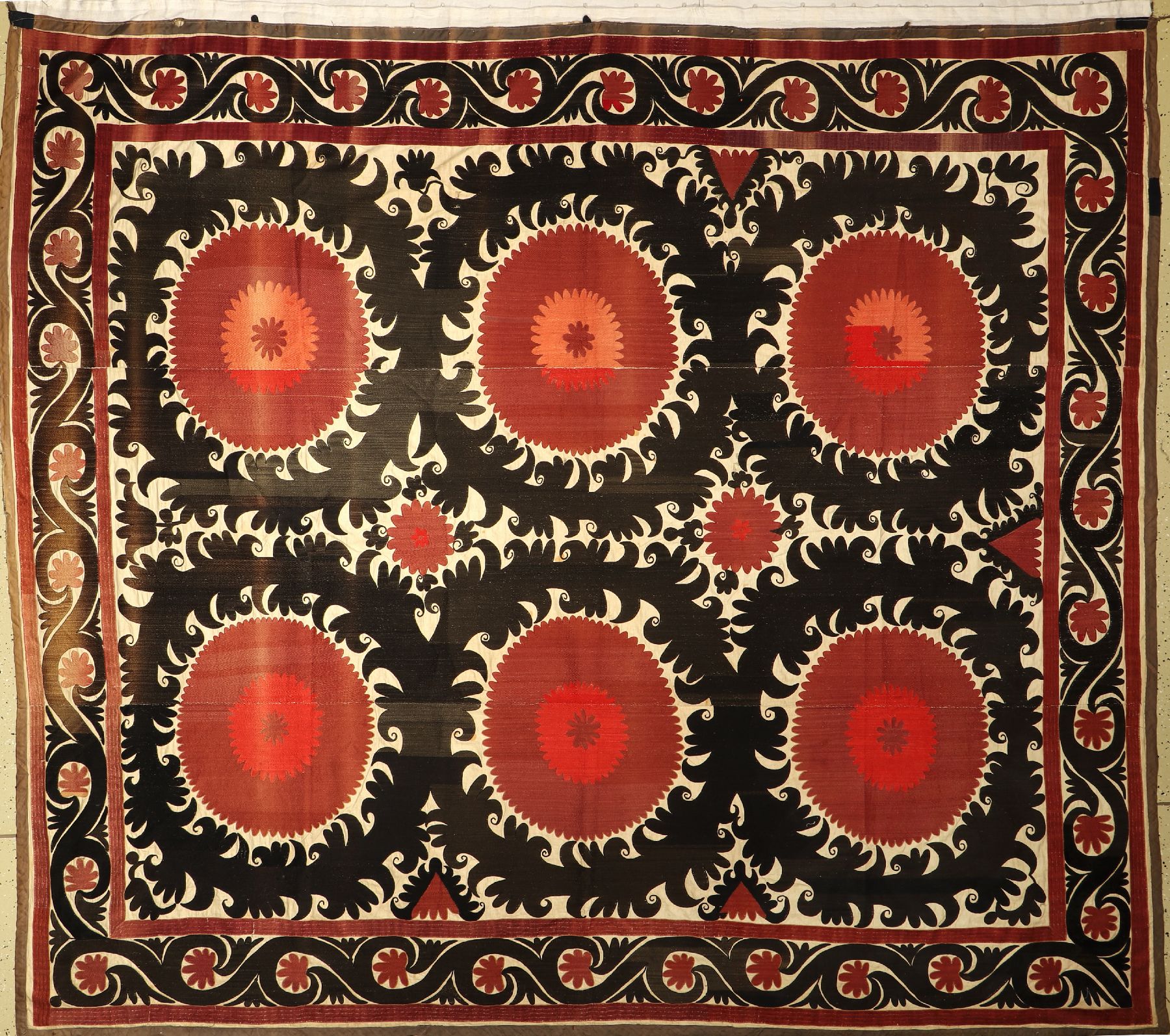 Susani alt, Usbekistan, um 1920, Seide/Baumwolle, ca. 281 x 244 cm, Altersspuren, Riss.