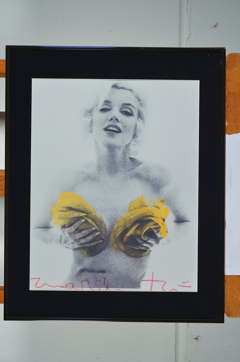 Detail k: Bert Stern, 1929-2013, Marilyn yellow roses, Aufnahme von 1962, Druck von 2011, Vorder- und Rückseite signiert, ca. 40x30cm/50x40cm, u.Gl., R., Glas ...