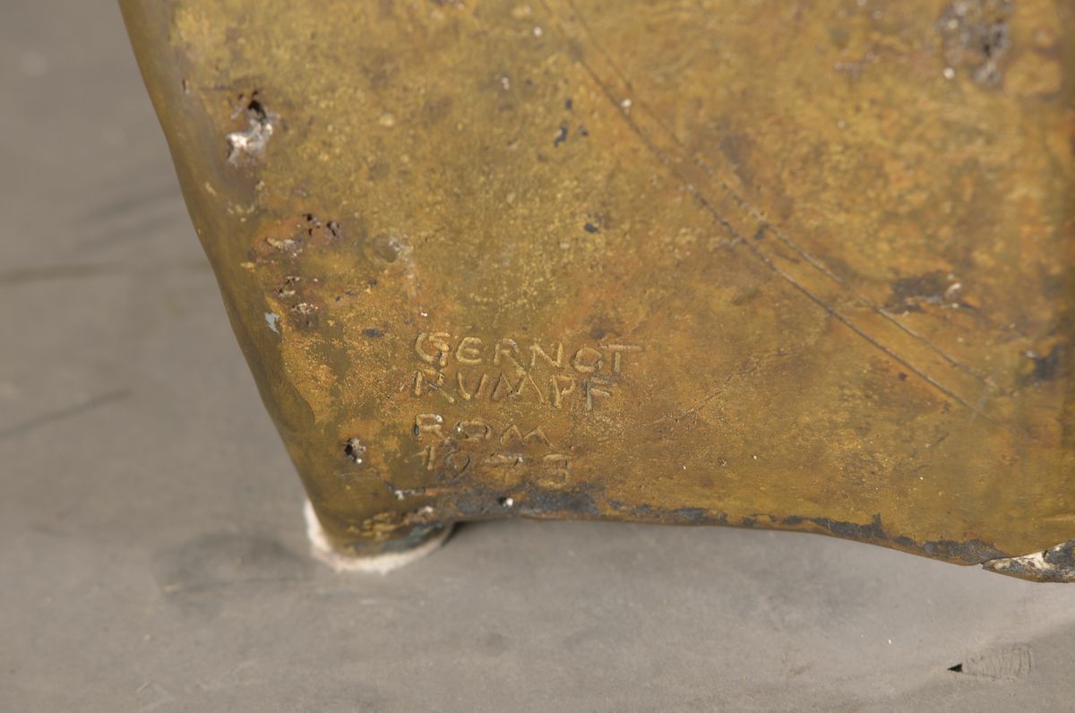 Detail b: Gernot Rumpf, geb. 1941 Kaiserslautern, Nemeischer Löwe, Bronzeskulptur in Form einer Helmmaske, signiert und datiert Rom 1973, ca. 50x45x30cm ...