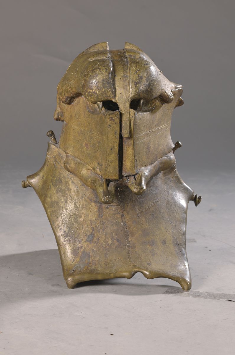Detail c: Gernot Rumpf, geb. 1941 Kaiserslautern, Nemeischer Löwe, Bronzeskulptur in Form einer Helmmaske, signiert und datiert Rom 1973, ca. 50x45x30cm ...