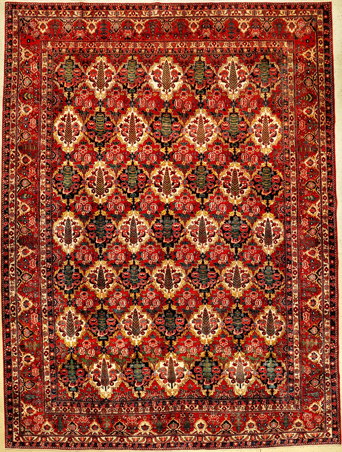Bachtiar alt, Persien, um 1940, Wolle auf Baumwolle, ca. 415 x 307 cm, Naturfarben, edelund dekorativ, EHZ: 2-3 (fachkundig gereinigt), hochwertig. ...