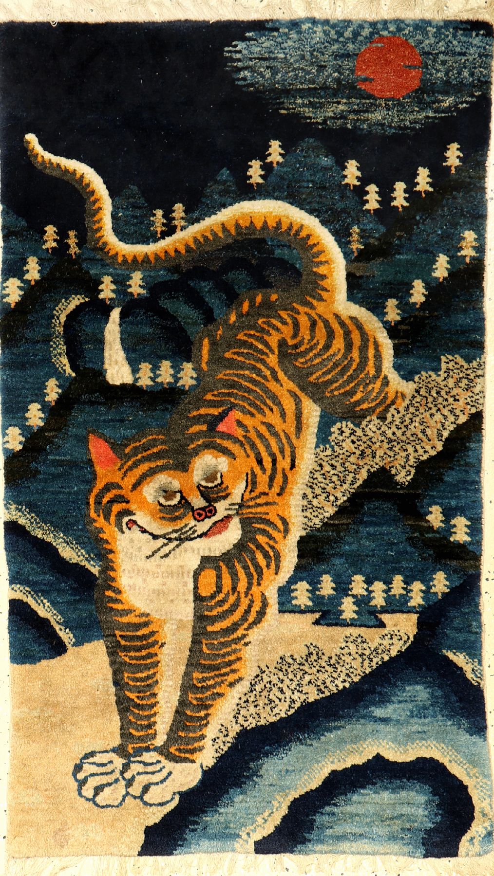 Seltener Pao Tao "Tigerteppich" antik, Nordostchina, Ende 19.Jhd., Wolle geknüpft auf Baumwolle. Rarer Tigerteppich aus den chinesischen ...