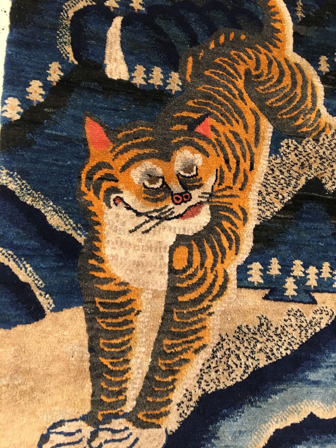 Detail a: Seltener Pao Tao "Tigerteppich" antik, Nordostchina, Ende 19.Jhd., Wolle geknüpft auf Baumwolle. Rarer Tigerteppich aus den chinesischen ...