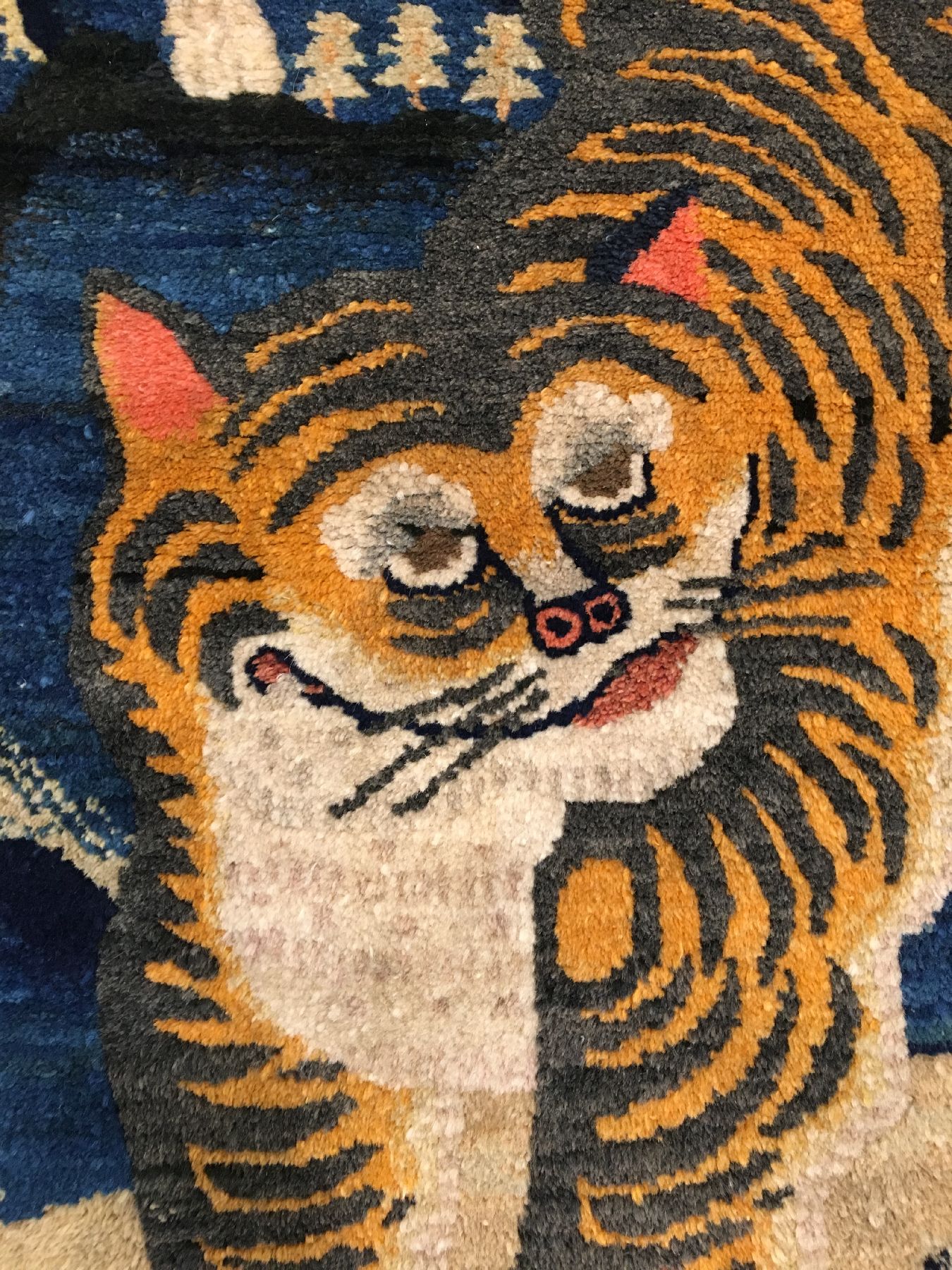 Detail b: Seltener Pao Tao "Tigerteppich" antik, Nordostchina, Ende 19.Jhd., Wolle geknüpft auf Baumwolle. Rarer Tigerteppich aus den chinesischen ...