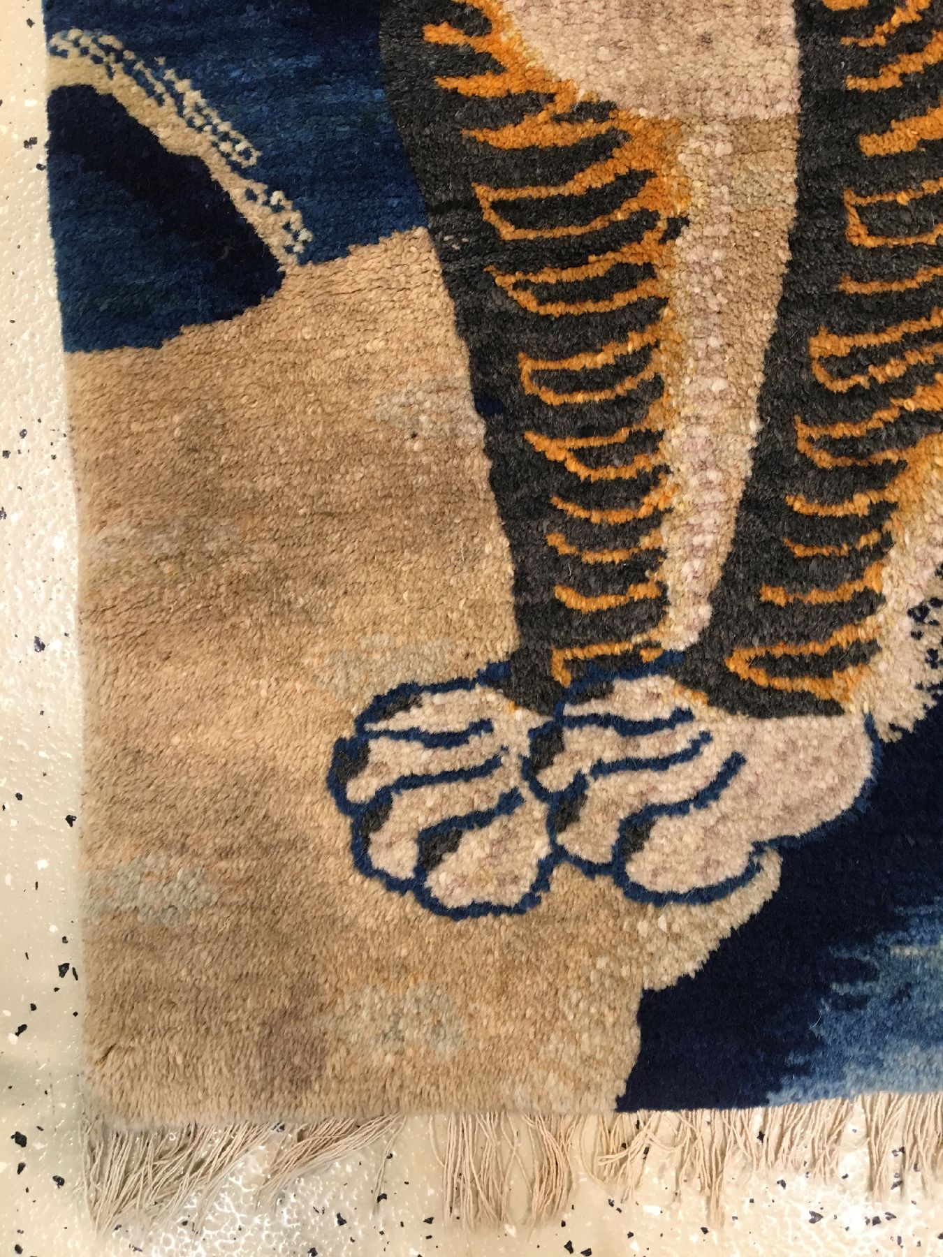 Detail e: Seltener Pao Tao "Tigerteppich" antik, Nordostchina, Ende 19.Jhd., Wolle geknüpft auf Baumwolle. Rarer Tigerteppich aus den chinesischen ...