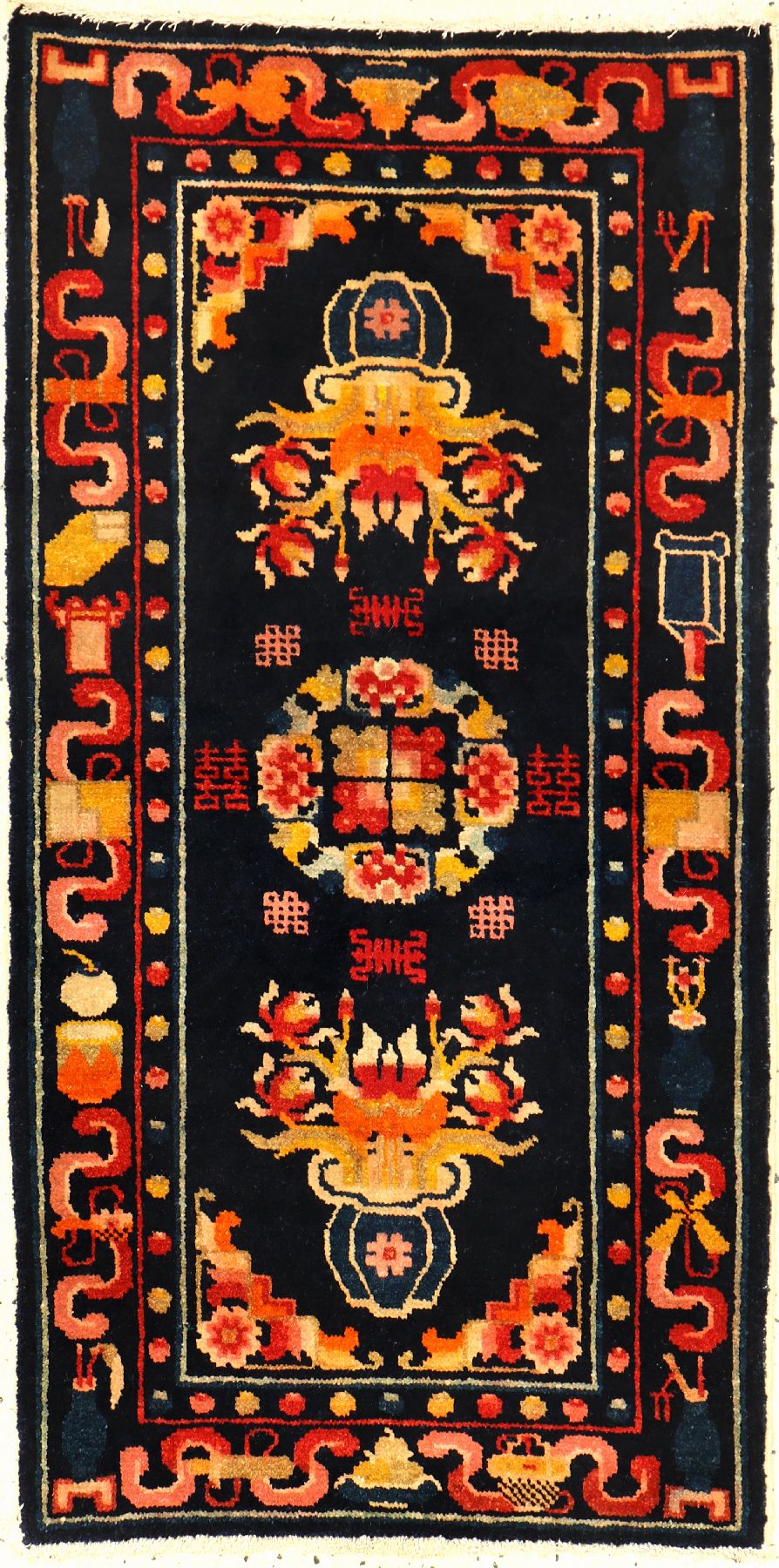 Pao Tao alt, Nordostchina, um 1920, Korkwolle geknüpft auf Baumwolle. Seltener kleinformatiger Pao Tao mit Vasen Muster. Indigoblauer Grund, ca. 98 ...