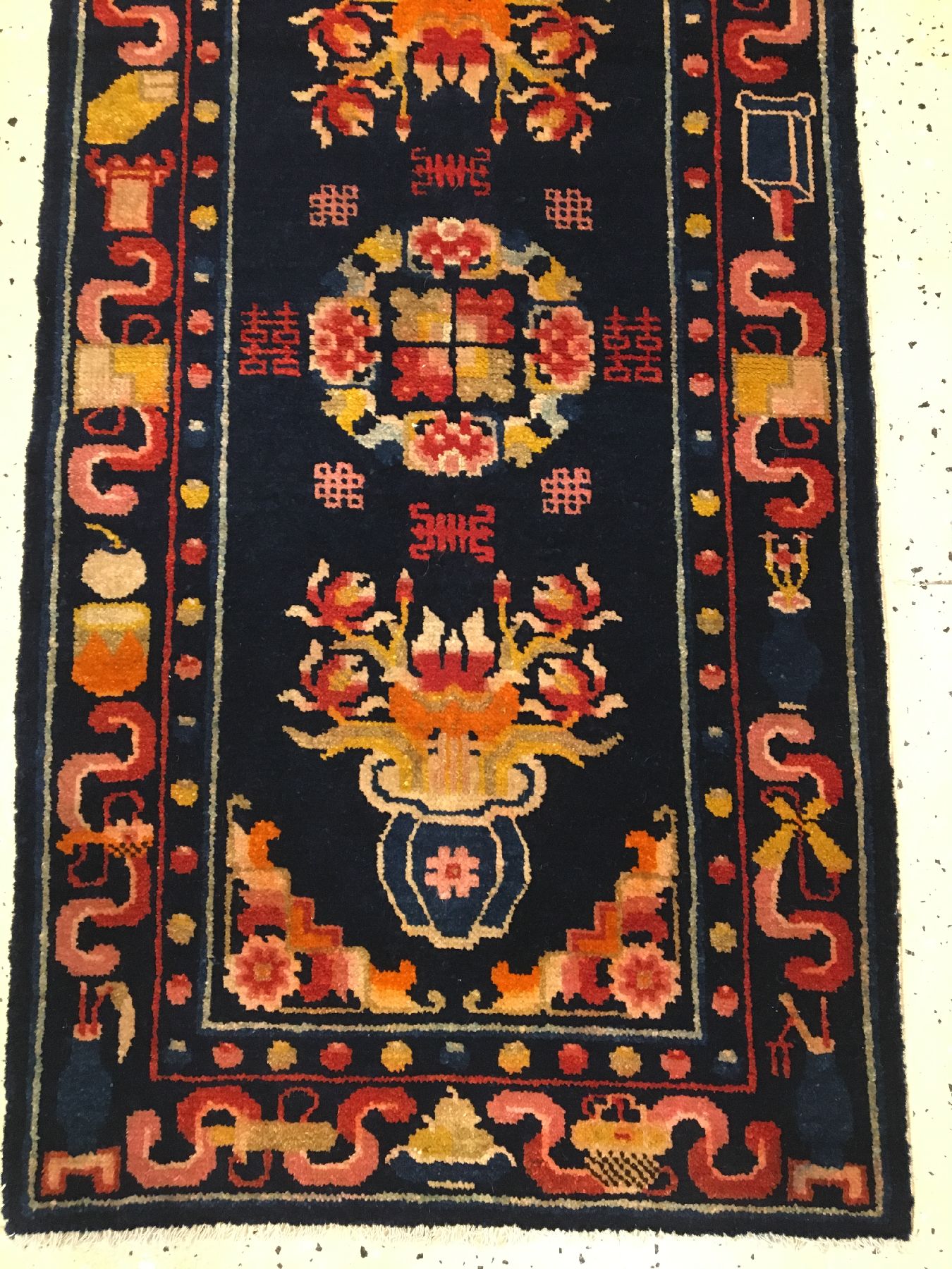 Detail a: Pao Tao alt, Nordostchina, um 1920, Korkwolle geknüpft auf Baumwolle. Seltener kleinformatiger Pao Tao mit Vasen Muster. Indigoblauer Grund, ca. 98 ...