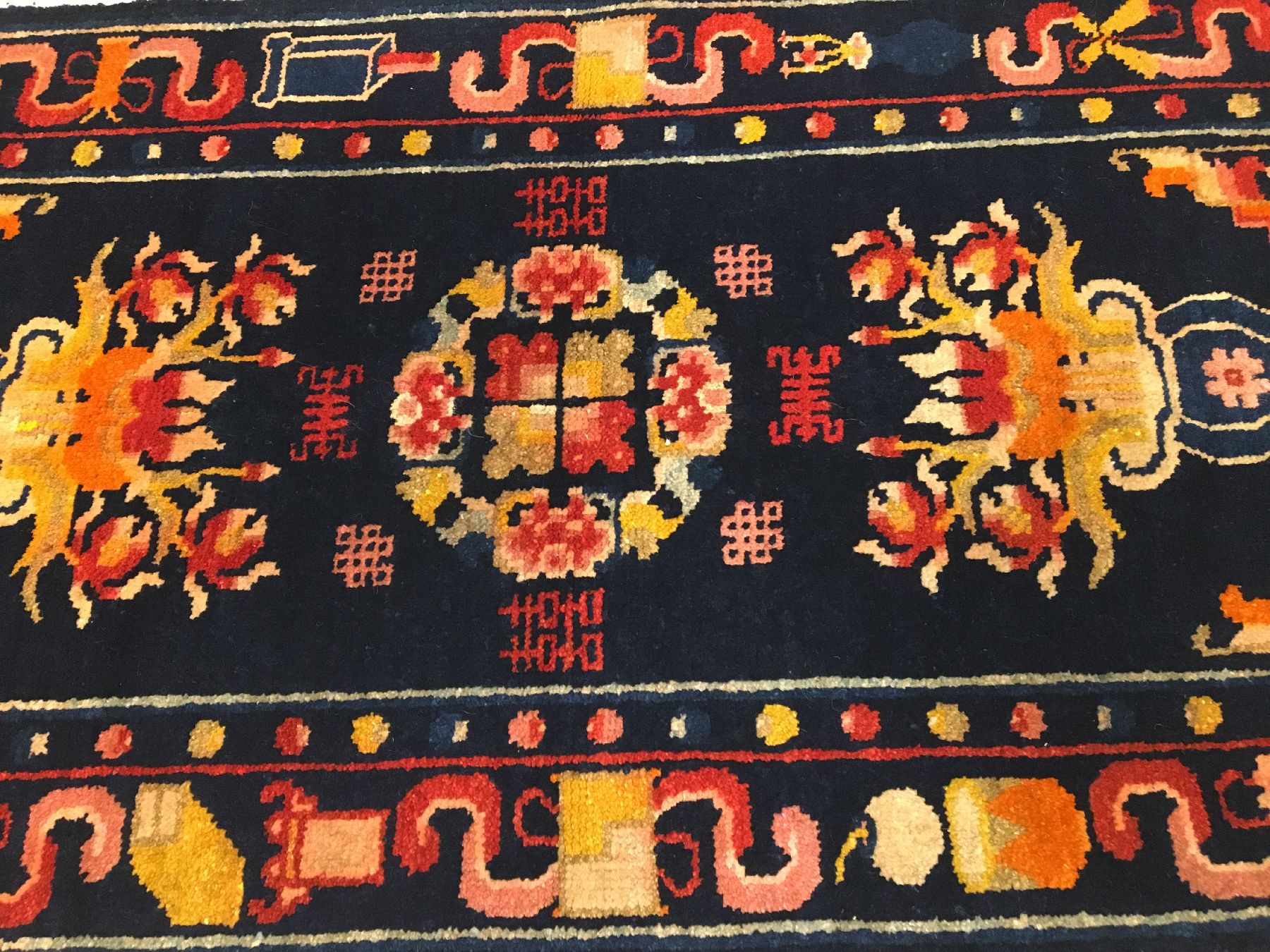 Detail b: Pao Tao alt, Nordostchina, um 1920, Korkwolle geknüpft auf Baumwolle. Seltener kleinformatiger Pao Tao mit Vasen Muster. Indigoblauer Grund, ca. 98 ...