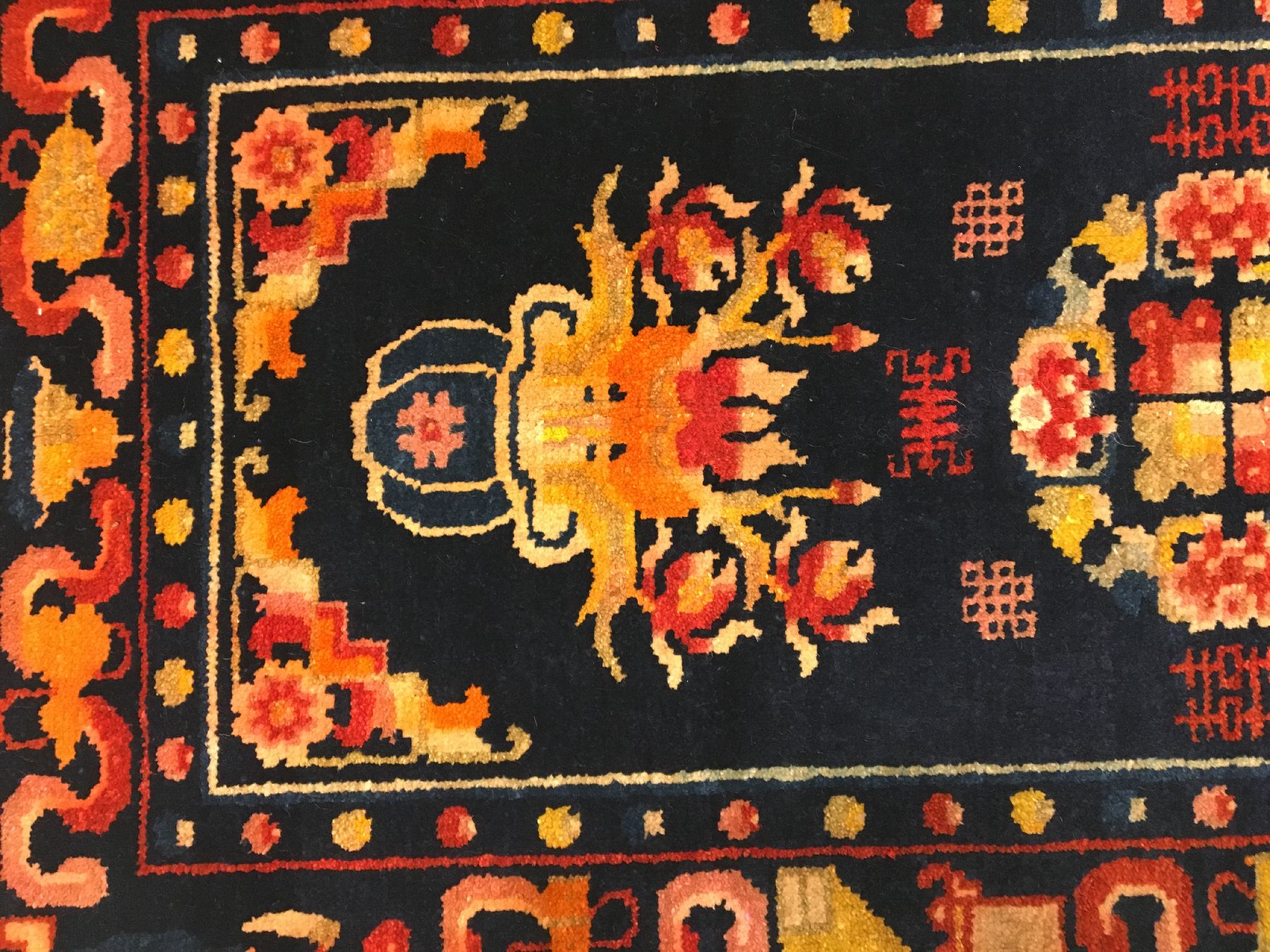 Detail c: Pao Tao alt, Nordostchina, um 1920, Korkwolle geknüpft auf Baumwolle. Seltener kleinformatiger Pao Tao mit Vasen Muster. Indigoblauer Grund, ca. 98 ...