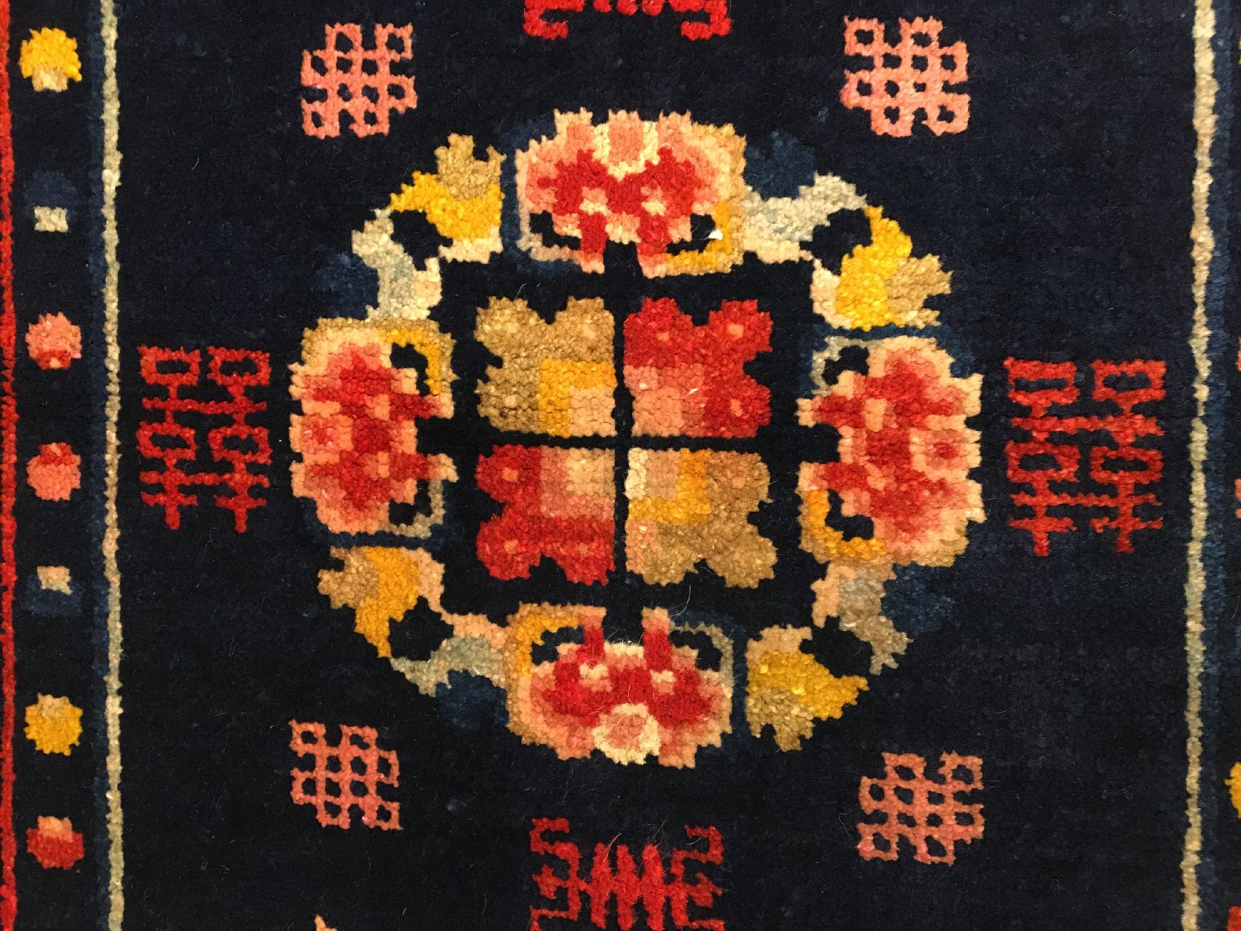 Detail d: Pao Tao alt, Nordostchina, um 1920, Korkwolle geknüpft auf Baumwolle. Seltener kleinformatiger Pao Tao mit Vasen Muster. Indigoblauer Grund, ca. 98 ...