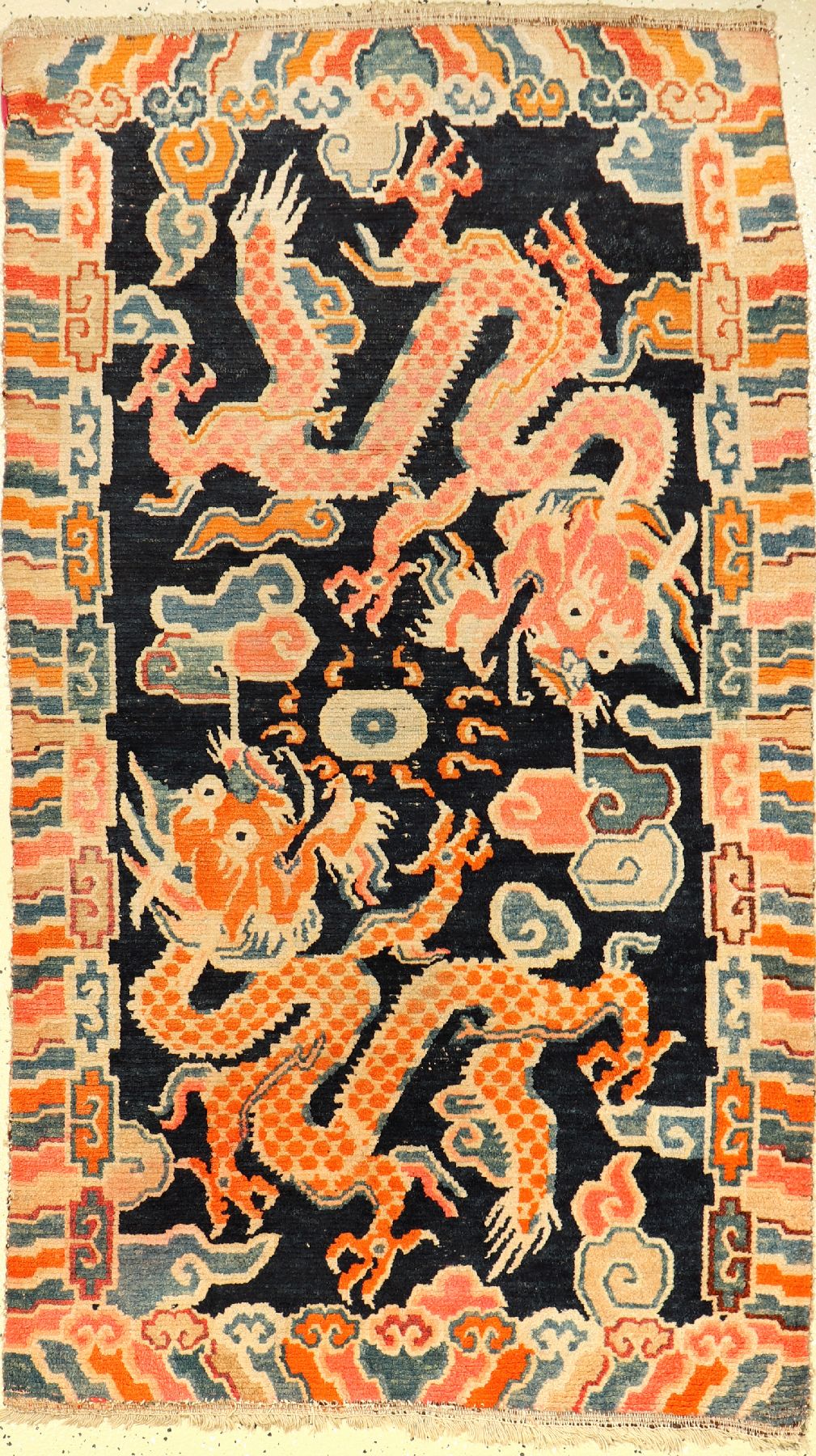 Schigatse Khaden alt (Drachen Design), Tibet, um 1910, Wolle auf Baumwolle, ca. 156 x 91 cm, EHZ: 2-3. Sammelwürdig