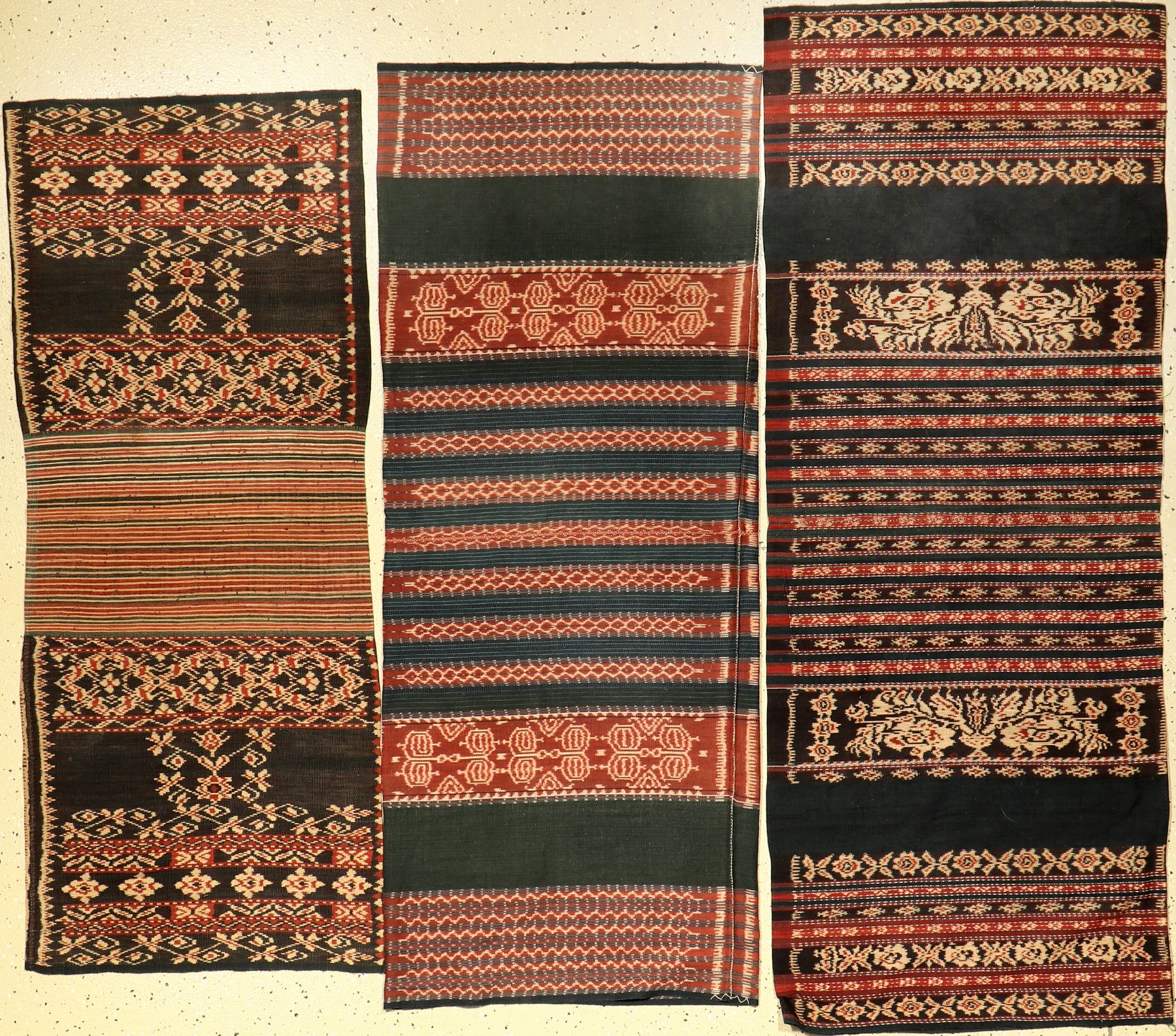 Savu "Sarong" (Frauenkleid), Indonesien, Anfang 20. Jhd., Baumwolle, (3 Lots) Konvolut,EHZ: 2