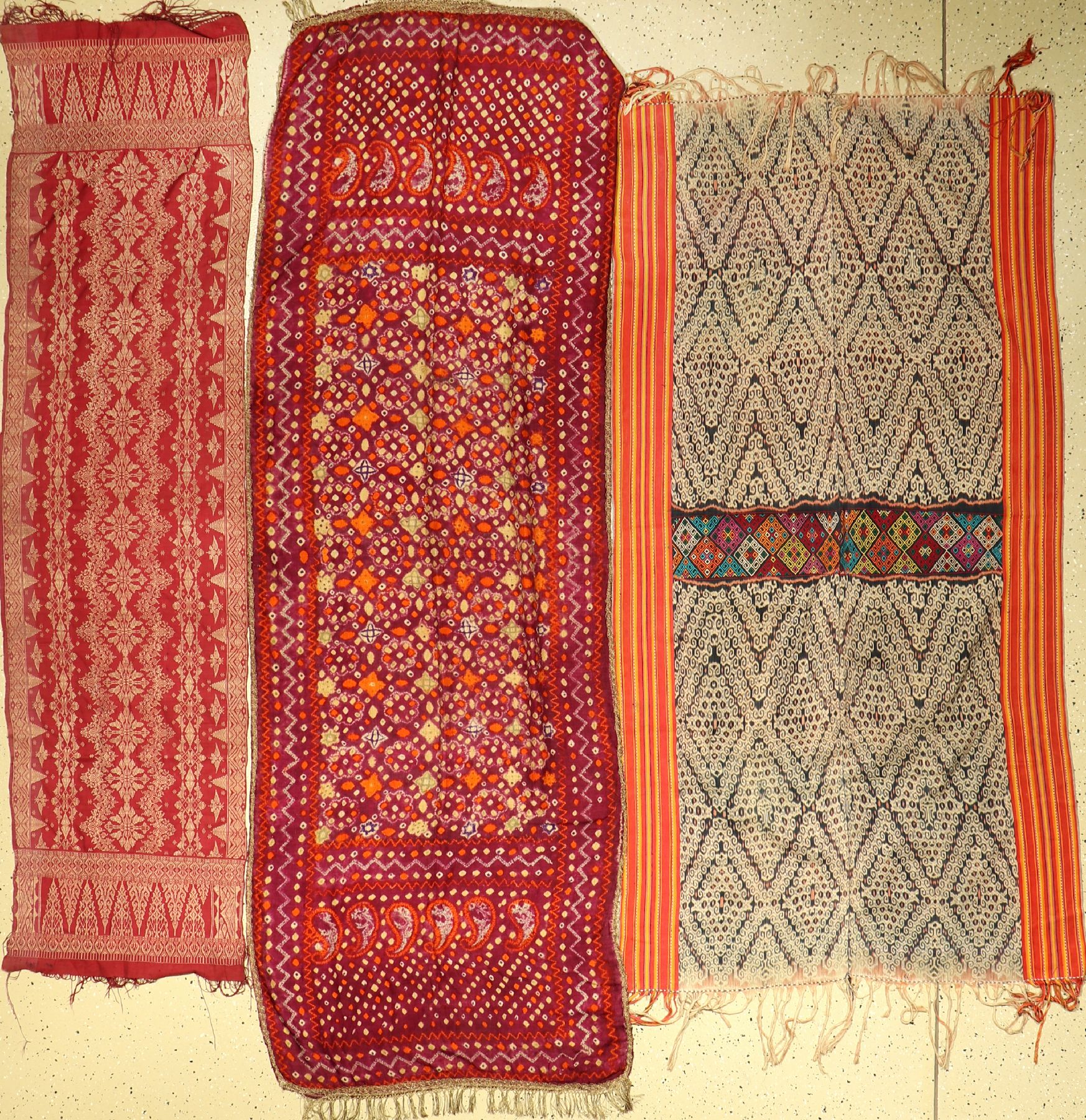 (3 Lots) Indonesische Textilien alt, Indonesien, Anfang 20.Jhd., Seide/Baumwolle, EHZ: 2-3. Sammelwürdig
