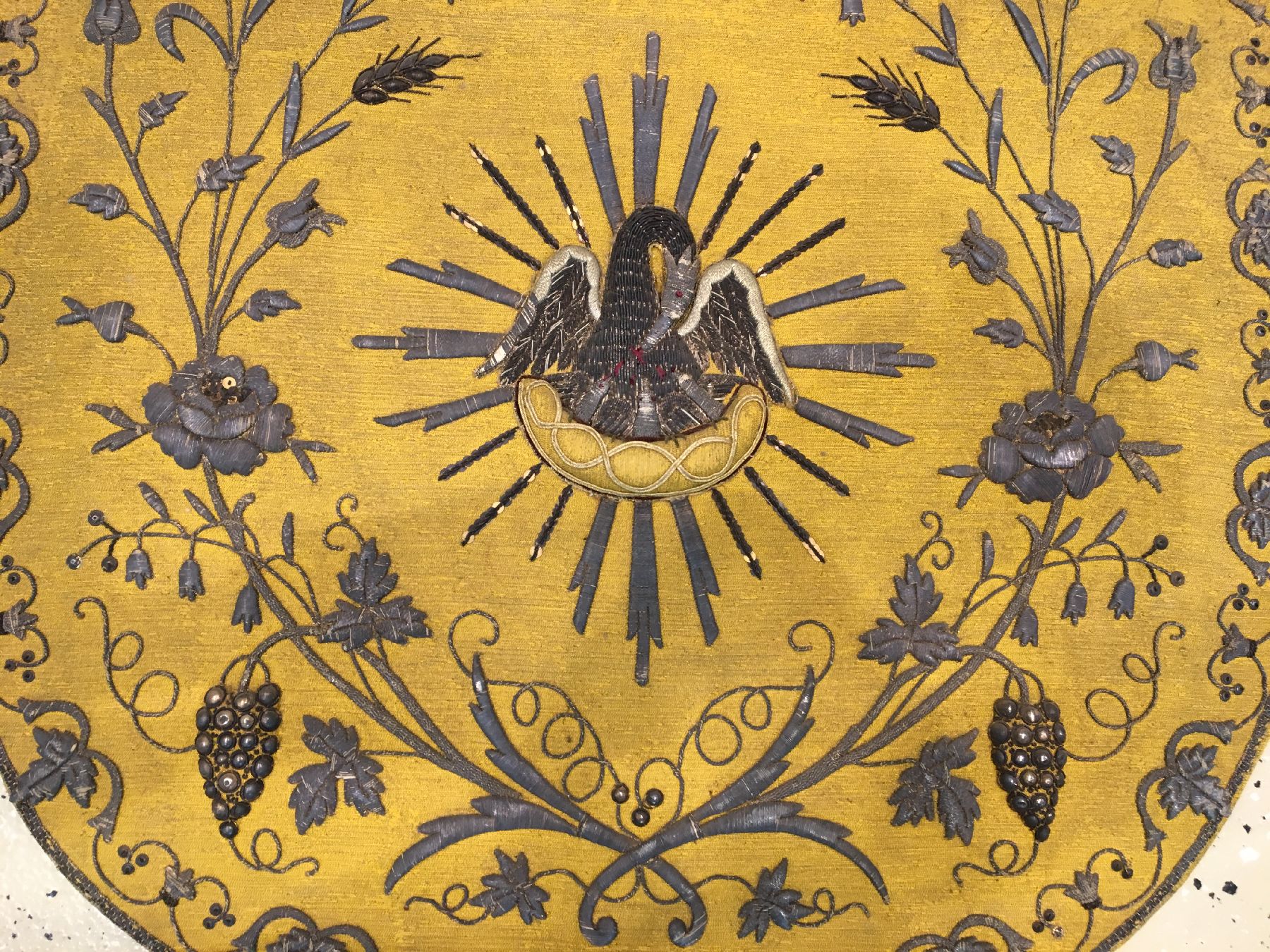 Detail a: Gelber Französischer Seiden "Wandbehang" (Mit Metallbrokat), Frankreich, 17.Jhd., Seiden-Metallstickerei auf gelber Seide. Edel und ...