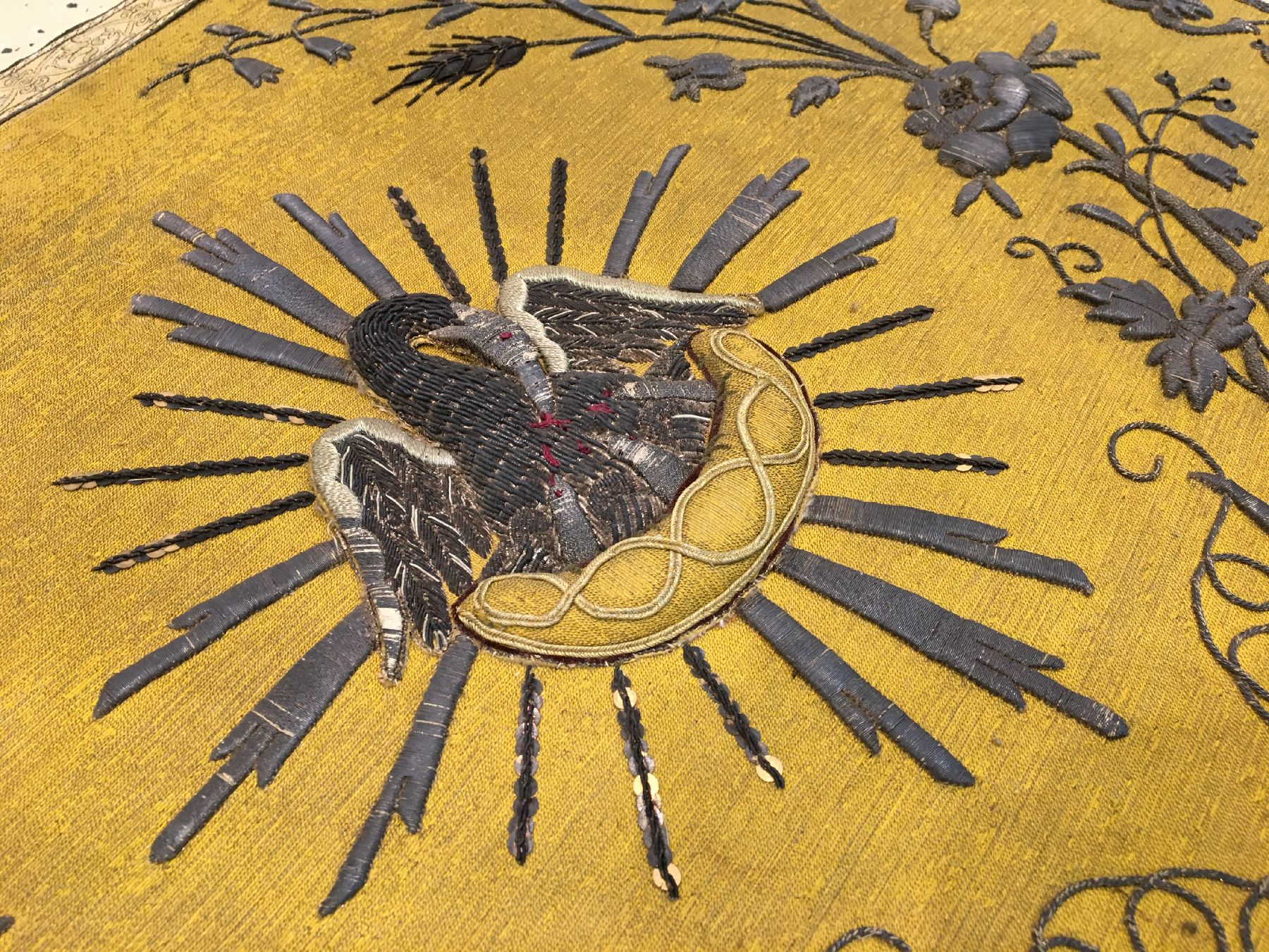 Detail b: Gelber Französischer Seiden "Wandbehang" (Mit Metallbrokat), Frankreich, 17.Jhd., Seiden-Metallstickerei auf gelber Seide. Edel und ...
