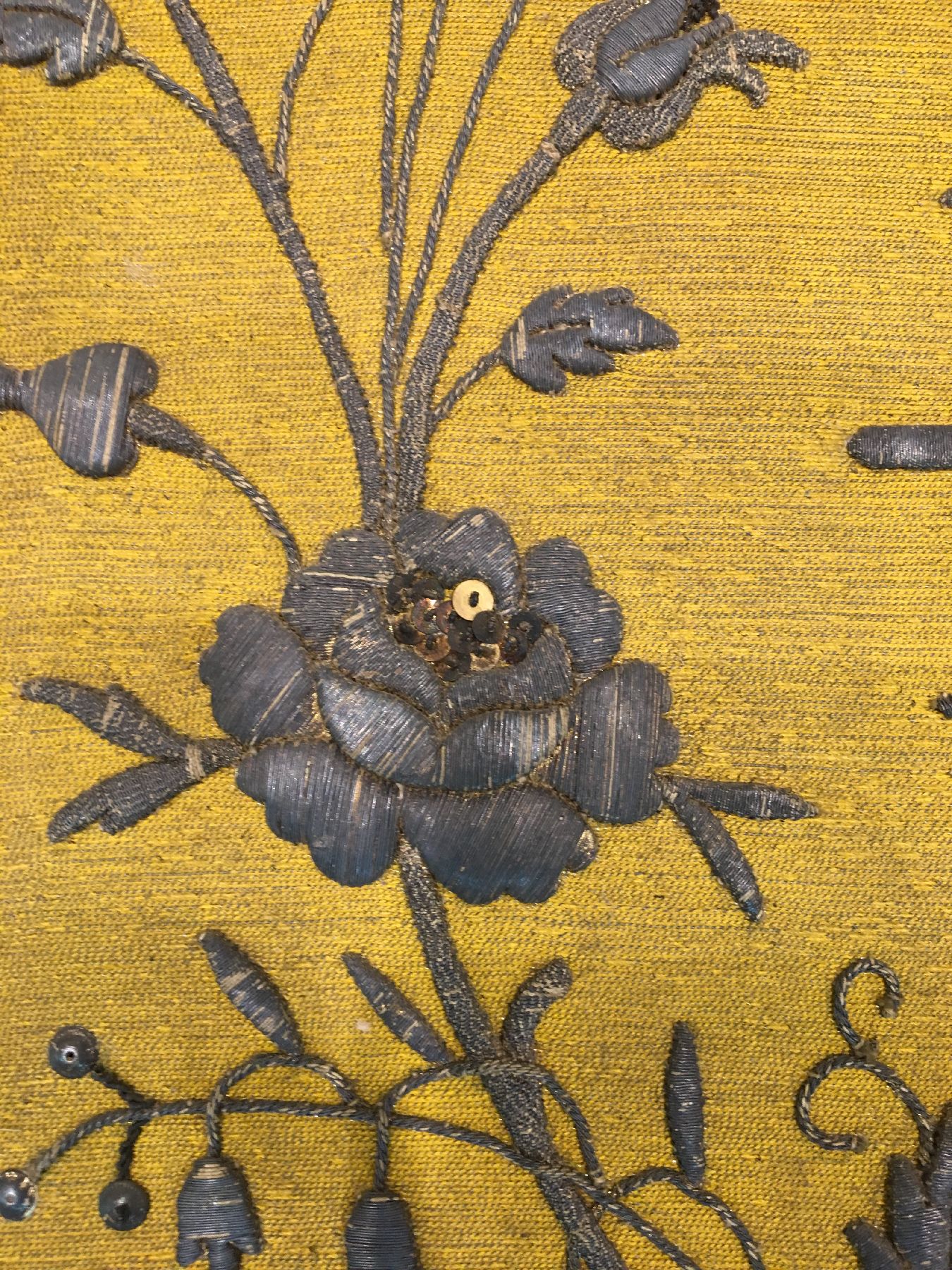 Detail d: Gelber Französischer Seiden "Wandbehang" (Mit Metallbrokat), Frankreich, 17.Jhd., Seiden-Metallstickerei auf gelber Seide. Edel und ...