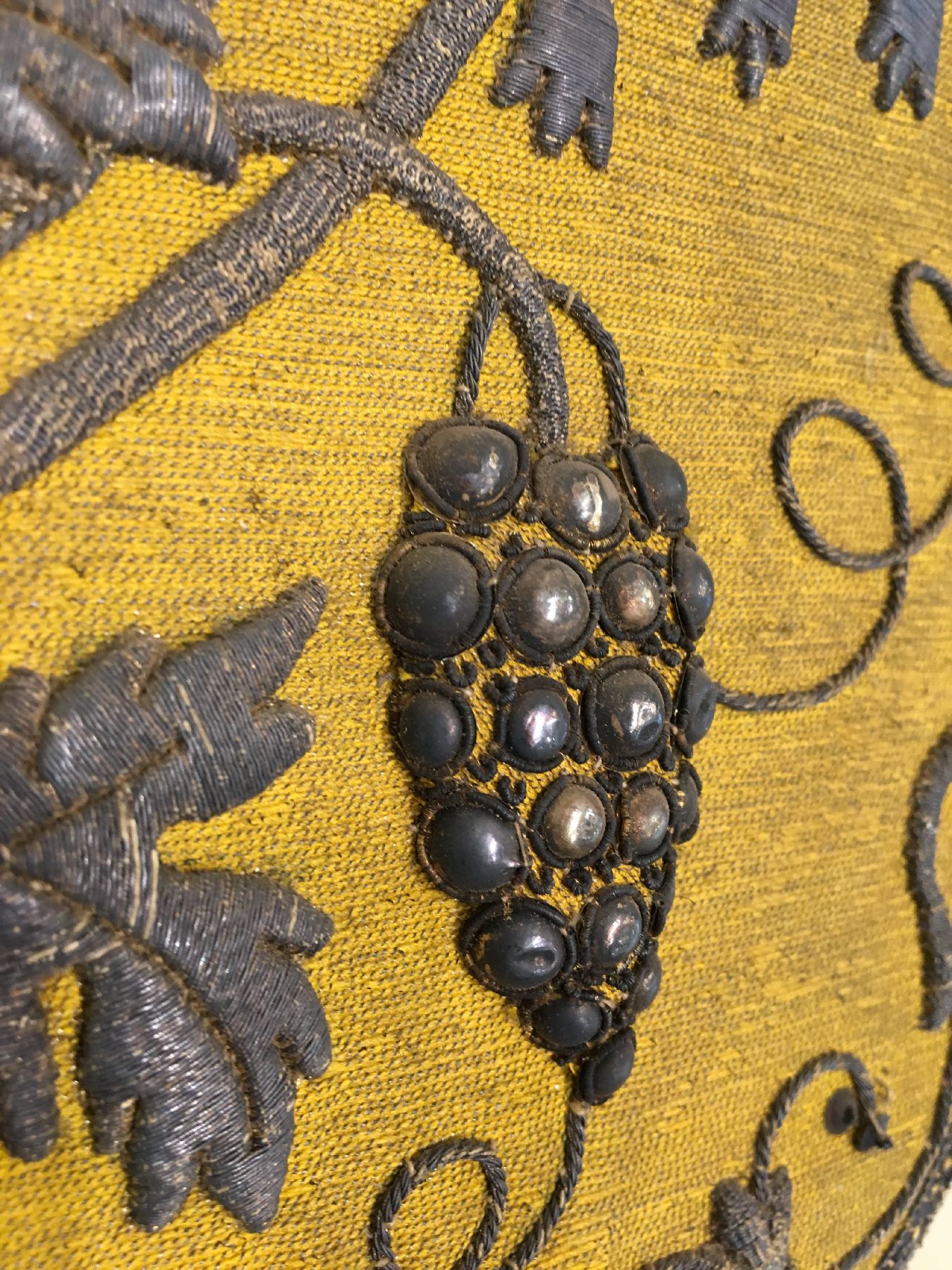 Detail e: Gelber Französischer Seiden "Wandbehang" (Mit Metallbrokat), Frankreich, 17.Jhd., Seiden-Metallstickerei auf gelber Seide. Edel und ...
