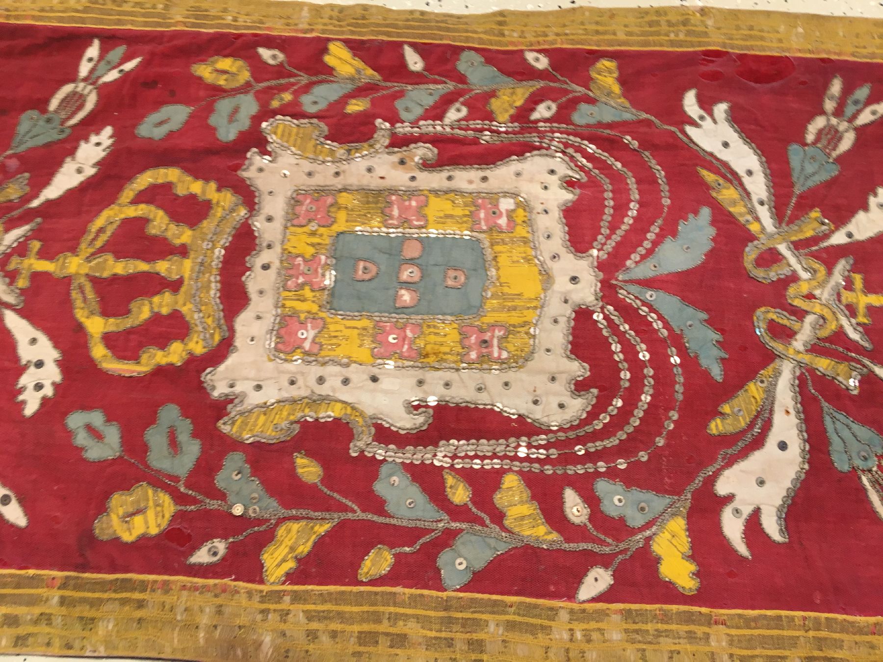 Detail a: Europäische "Wappen-Bordüre" antik, Europa, 17/18.Jhd, Seiden und Metallstickerei. WappenBordüre mit Königskrone, ca. 340 x 75 cm, ...