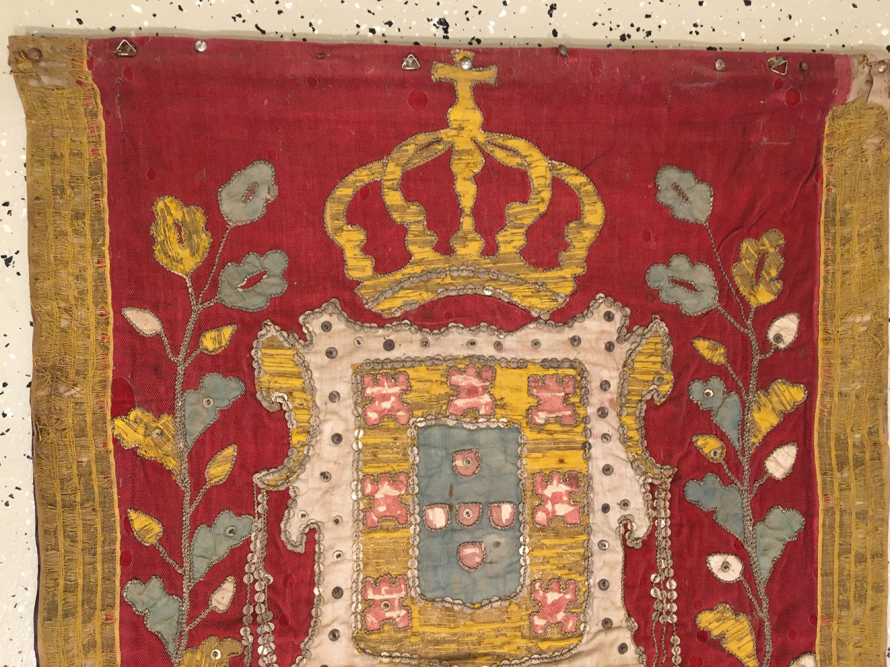Detail b: Europäische "Wappen-Bordüre" antik, Europa, 17/18.Jhd, Seiden und Metallstickerei. WappenBordüre mit Königskrone, ca. 340 x 75 cm, ...