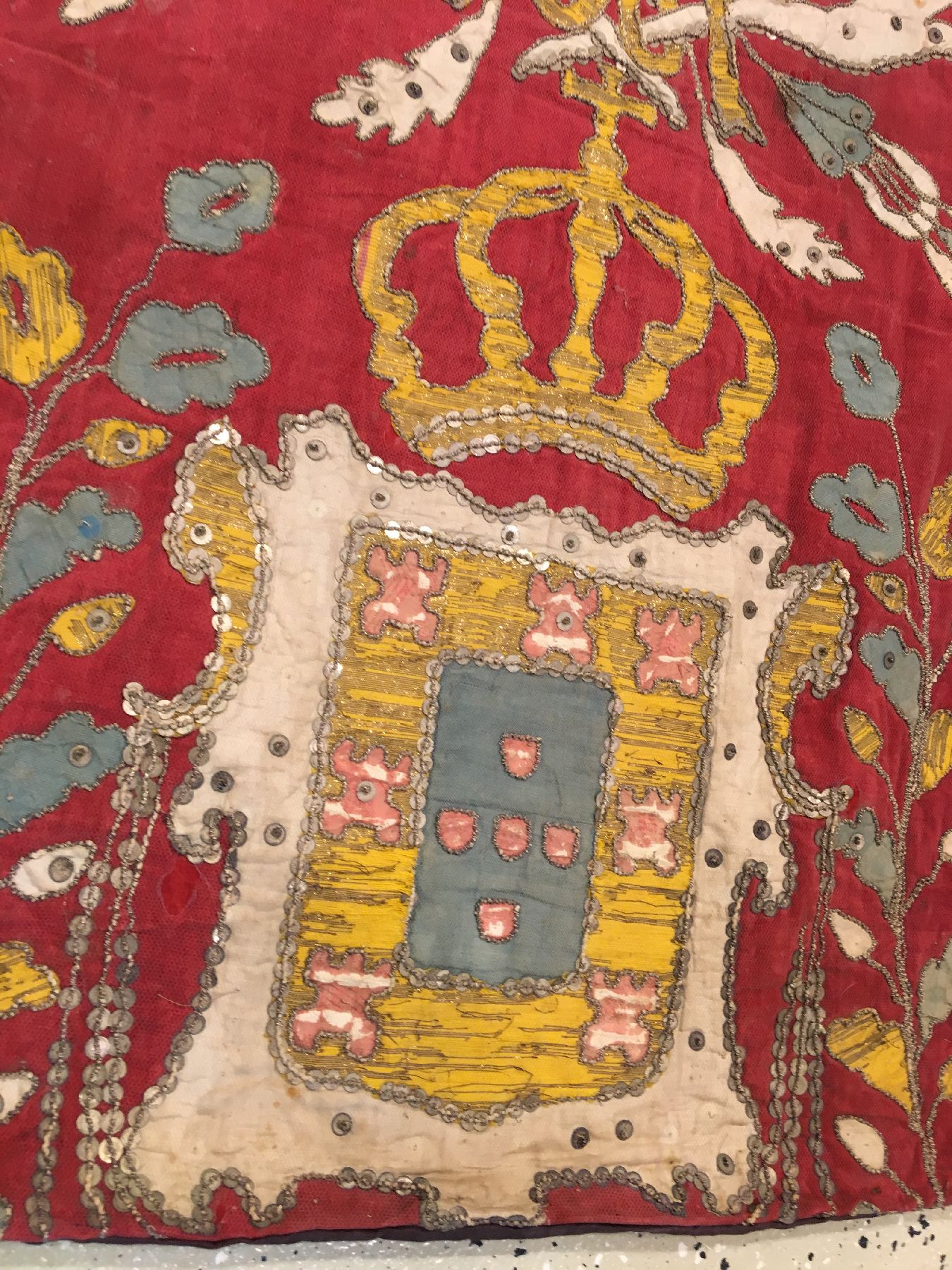 Detail c: Europäische "Wappen-Bordüre" antik, Europa, 17/18.Jhd, Seiden und Metallstickerei. WappenBordüre mit Königskrone, ca. 340 x 75 cm, ...