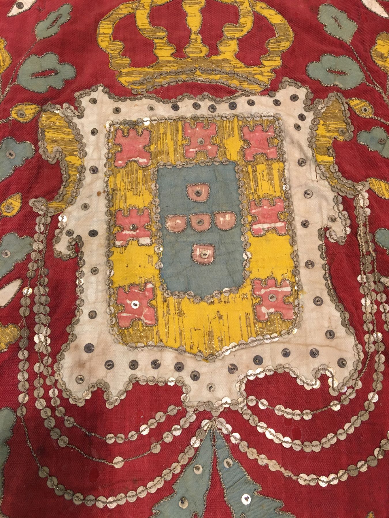 Detail d: Europäische "Wappen-Bordüre" antik, Europa, 17/18.Jhd, Seiden und Metallstickerei. WappenBordüre mit Königskrone, ca. 340 x 75 cm, ...