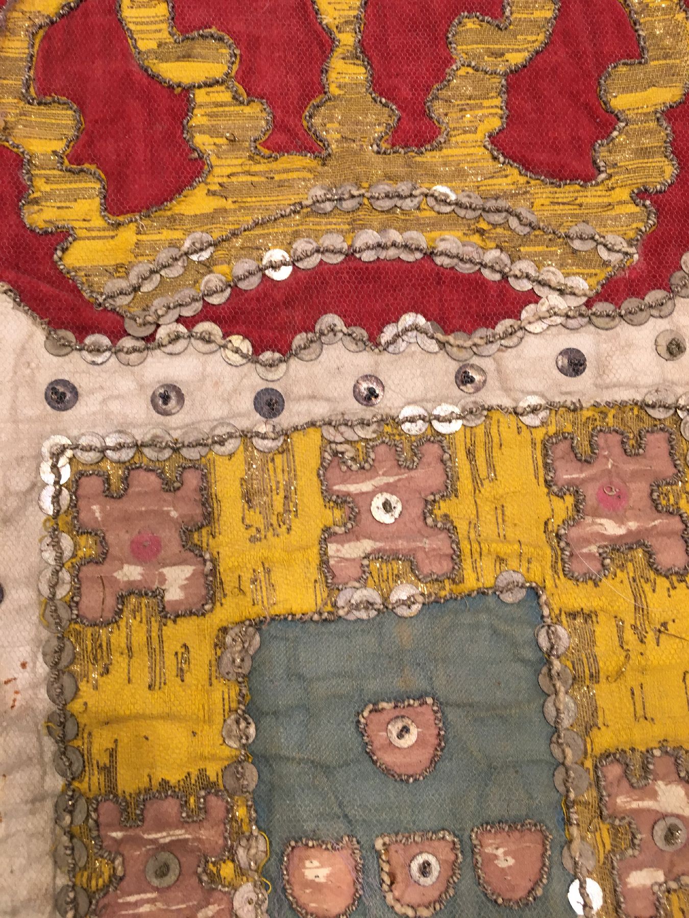 Detail e: Europäische "Wappen-Bordüre" antik, Europa, 17/18.Jhd, Seiden und Metallstickerei. WappenBordüre mit Königskrone, ca. 340 x 75 cm, ...