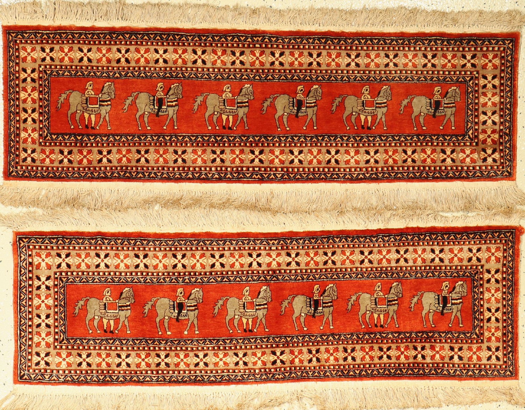 1 Paar Seiden Kashmir, Indien, ca. 20 Jahre, Flor Seidig, ca. 121 x 40 cm, EHZ: 2