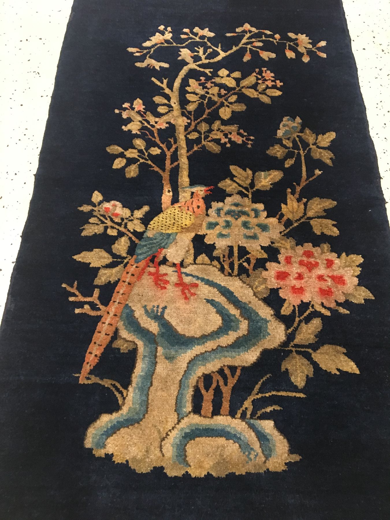 Detail a: Pao Tao antik, Nordostchina, um 1900, Korkwolle geknüpft auf Baumwolle. Dekorativer Pao Tao mit Pfau Motiv. Indigofärbung, rote Schüsse, ca. 130 ...