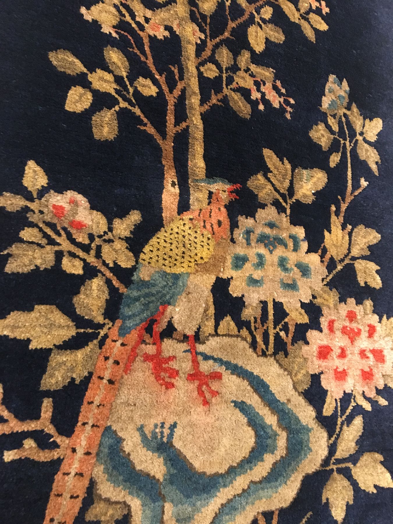 Detail b: Pao Tao antik, Nordostchina, um 1900, Korkwolle geknüpft auf Baumwolle. Dekorativer Pao Tao mit Pfau Motiv. Indigofärbung, rote Schüsse, ca. 130 ...