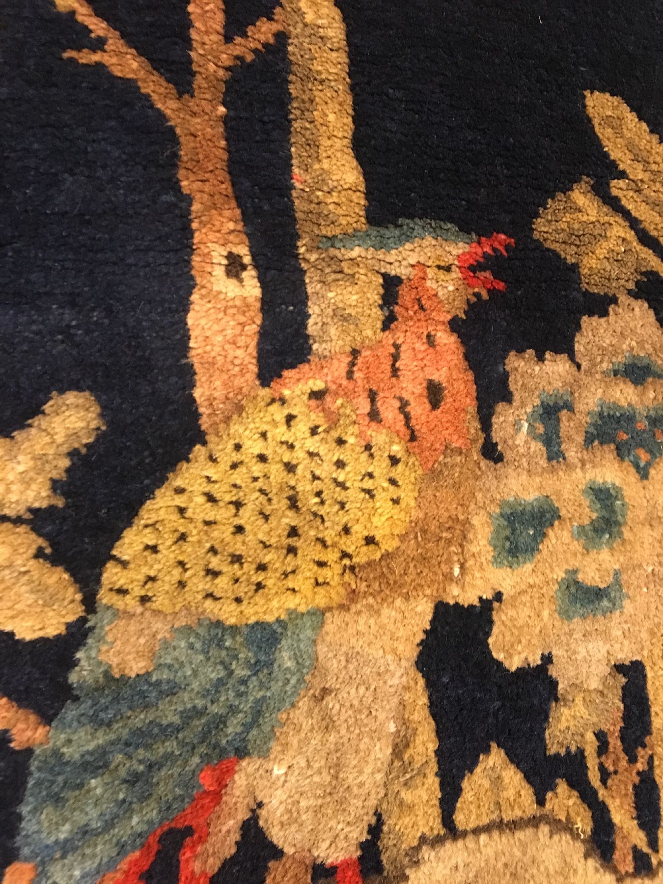 Detail c: Pao Tao antik, Nordostchina, um 1900, Korkwolle geknüpft auf Baumwolle. Dekorativer Pao Tao mit Pfau Motiv. Indigofärbung, rote Schüsse, ca. 130 ...