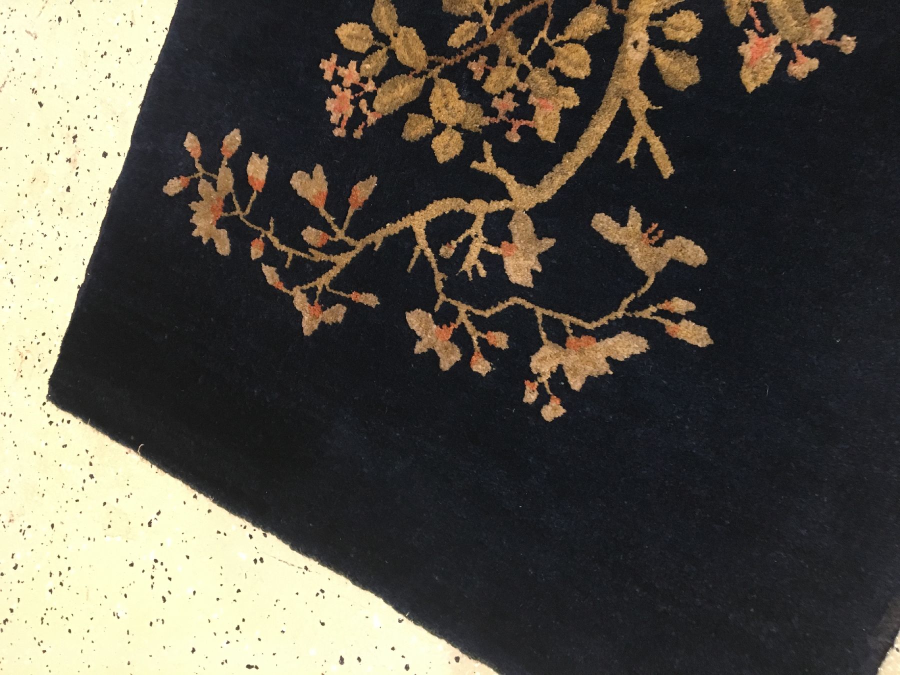 Detail d: Pao Tao antik, Nordostchina, um 1900, Korkwolle geknüpft auf Baumwolle. Dekorativer Pao Tao mit Pfau Motiv. Indigofärbung, rote Schüsse, ca. 130 ...