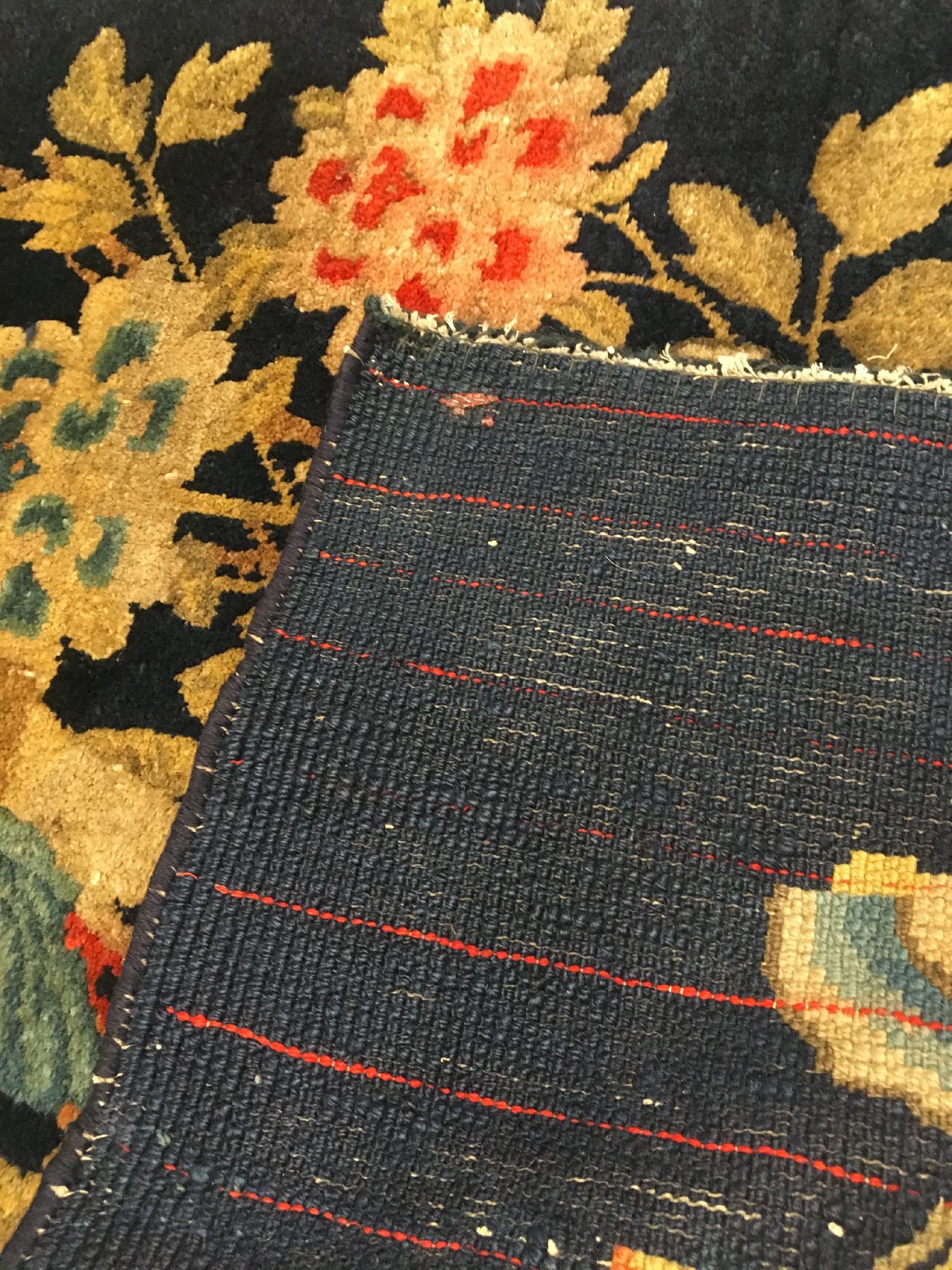 Detail e: Pao Tao antik, Nordostchina, um 1900, Korkwolle geknüpft auf Baumwolle. Dekorativer Pao Tao mit Pfau Motiv. Indigofärbung, rote Schüsse, ca. 130 ...