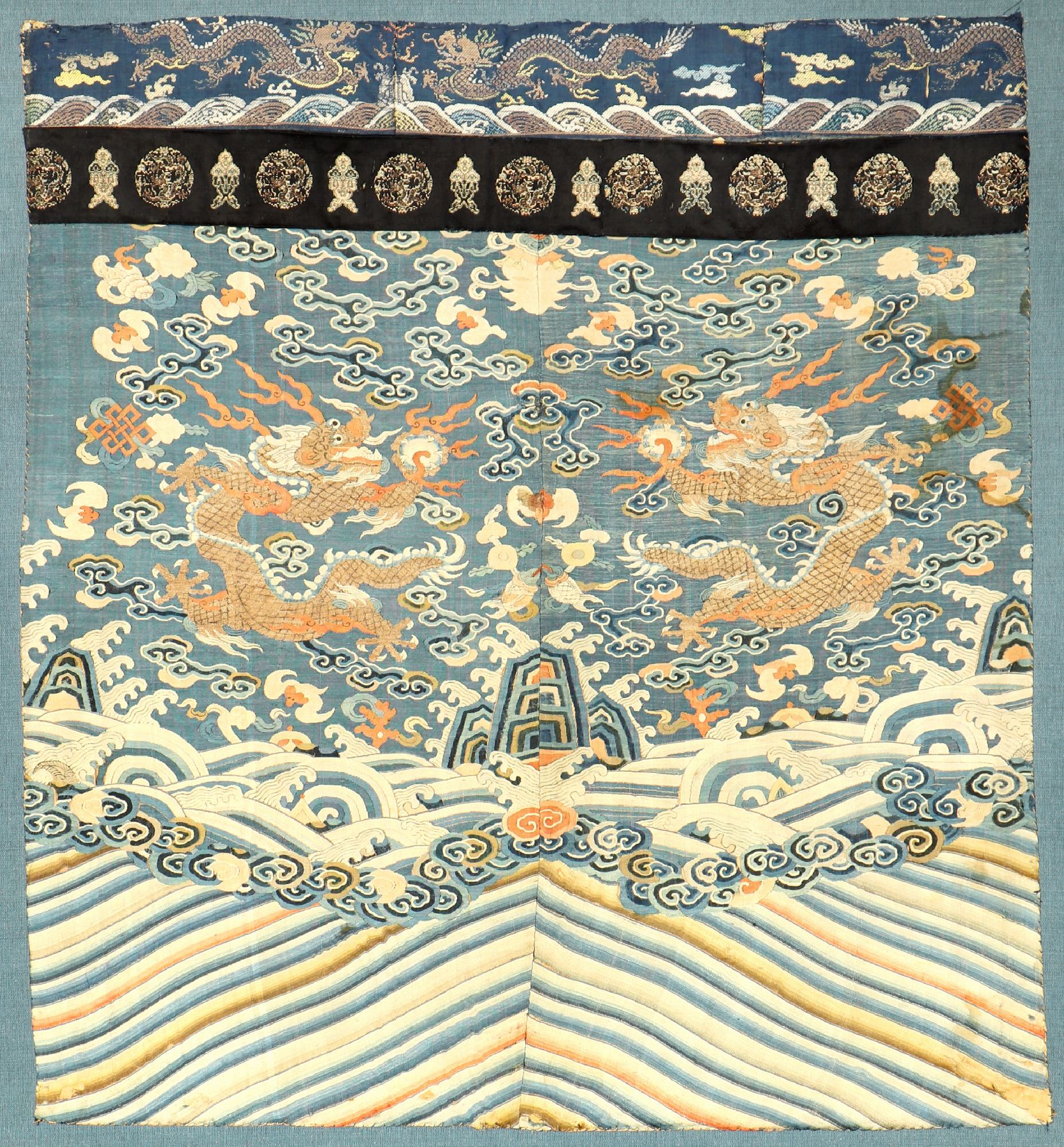 Feine Seiden Kesi mit Metallbrokat "Drachen" antik (Gefertigt für den Kaiserhof in der verbotenen Stadt Peking), China, 18.Jhd., reine ...