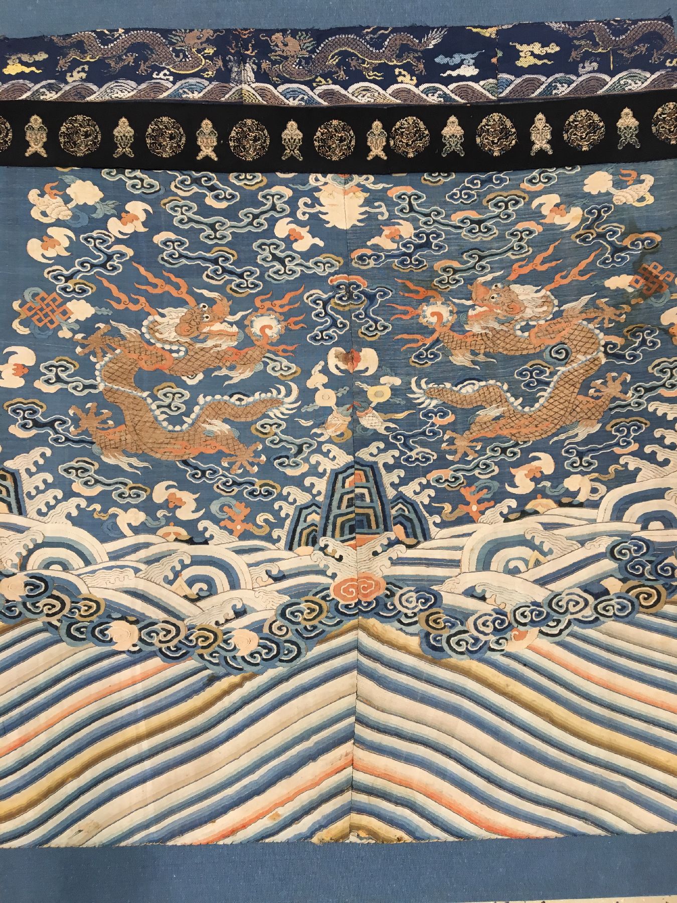Detail a: Feine Seiden Kesi mit Metallbrokat "Drachen" antik (Gefertigt für den Kaiserhof in der verbotenen Stadt Peking), China, 18.Jhd., reine ...