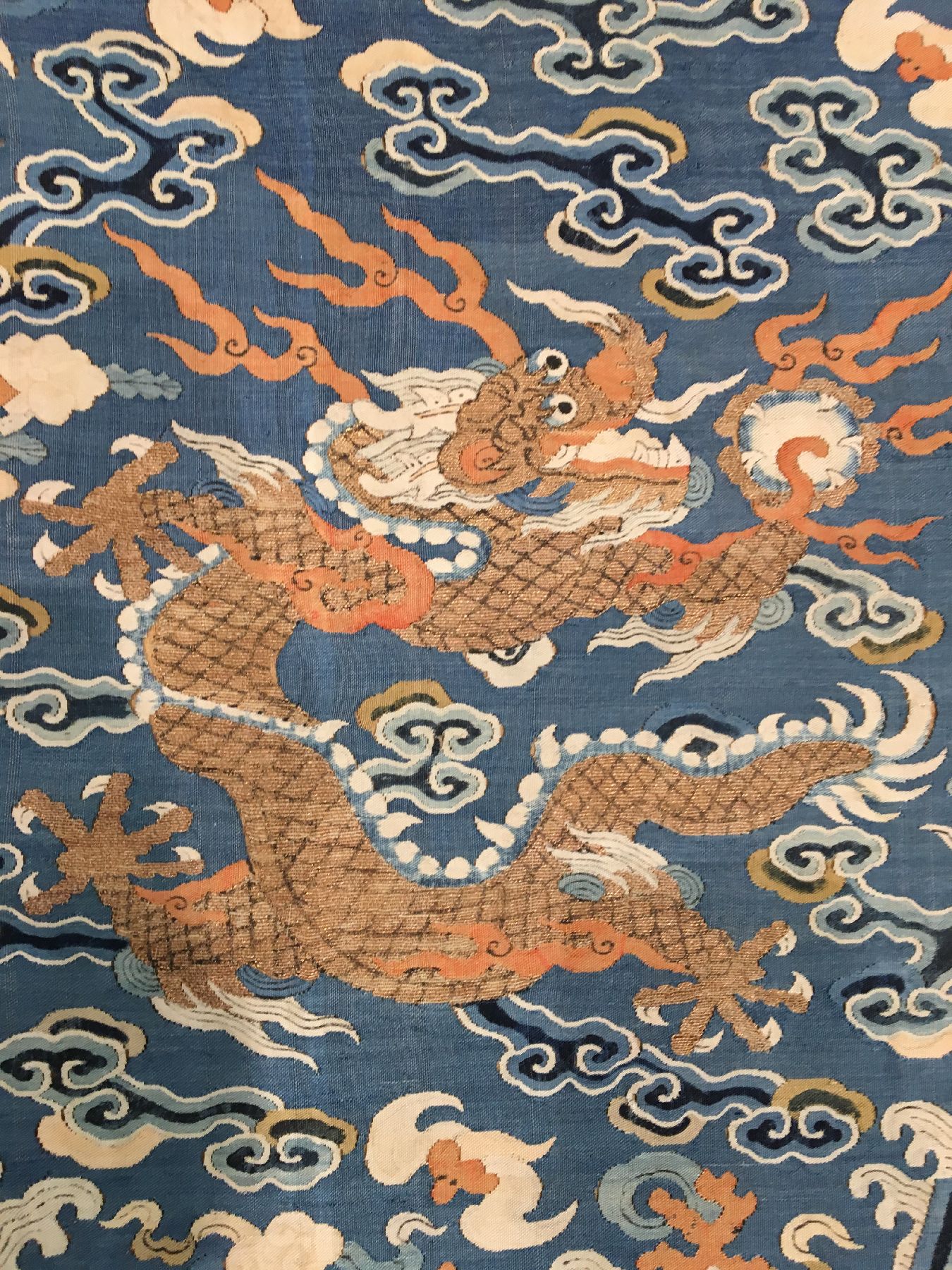 Detail b: Feine Seiden Kesi mit Metallbrokat "Drachen" antik (Gefertigt für den Kaiserhof in der verbotenen Stadt Peking), China, 18.Jhd., reine ...