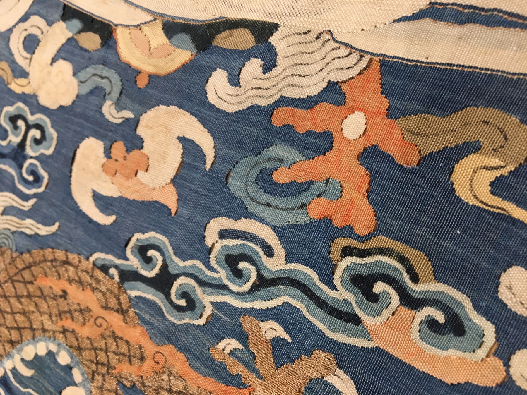 Detail e: Feine Seiden Kesi mit Metallbrokat "Drachen" antik (Gefertigt für den Kaiserhof in der verbotenen Stadt Peking), China, 18.Jhd., reine ...