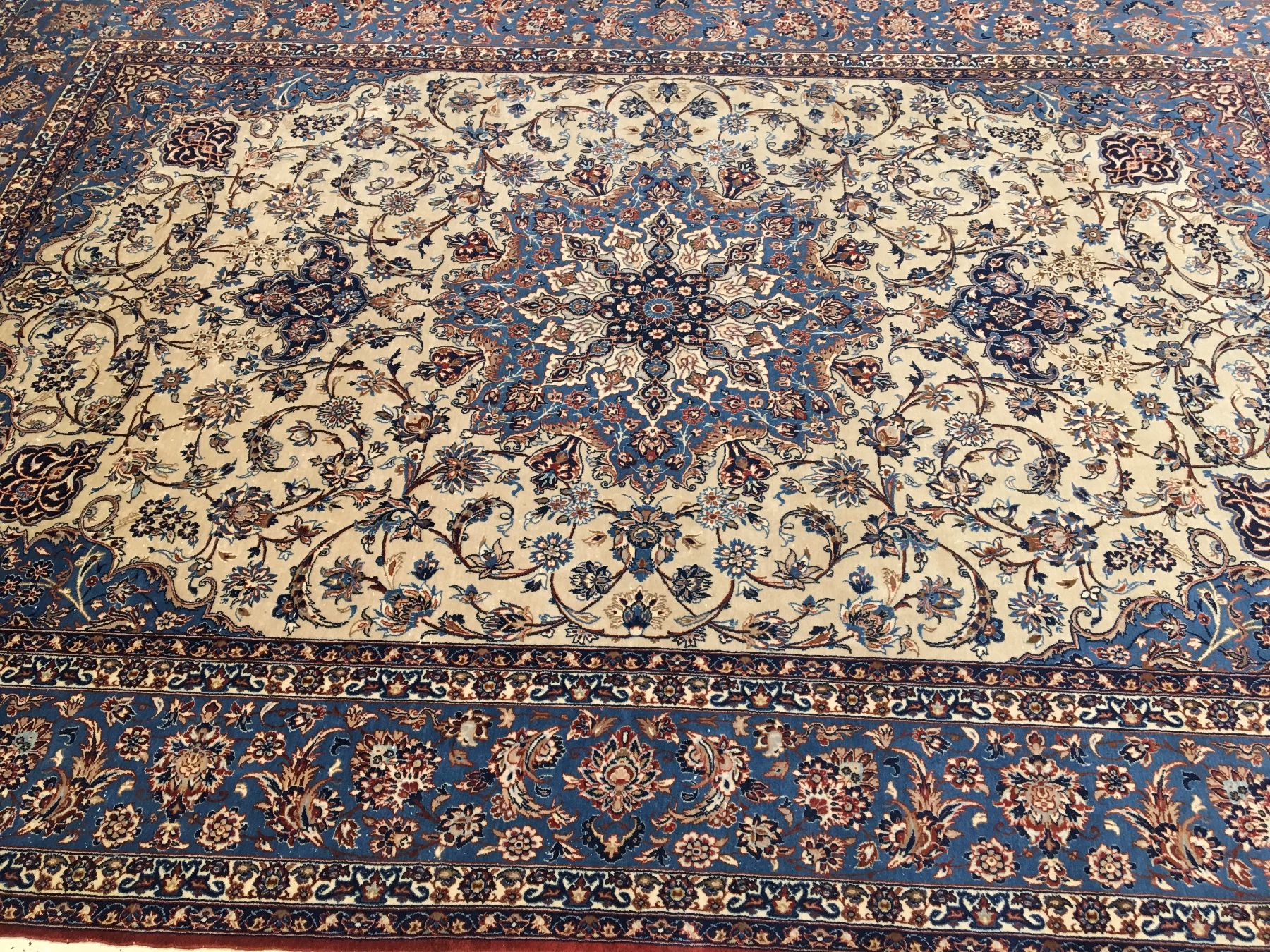 Detail b: Feiner Esfahan "Seirafian" alt (Signiert), Zentralpersien, um 1950/1960, Korkwolle geknüpft auf Seidenkette. Hochfeiner Esfahan mit ...