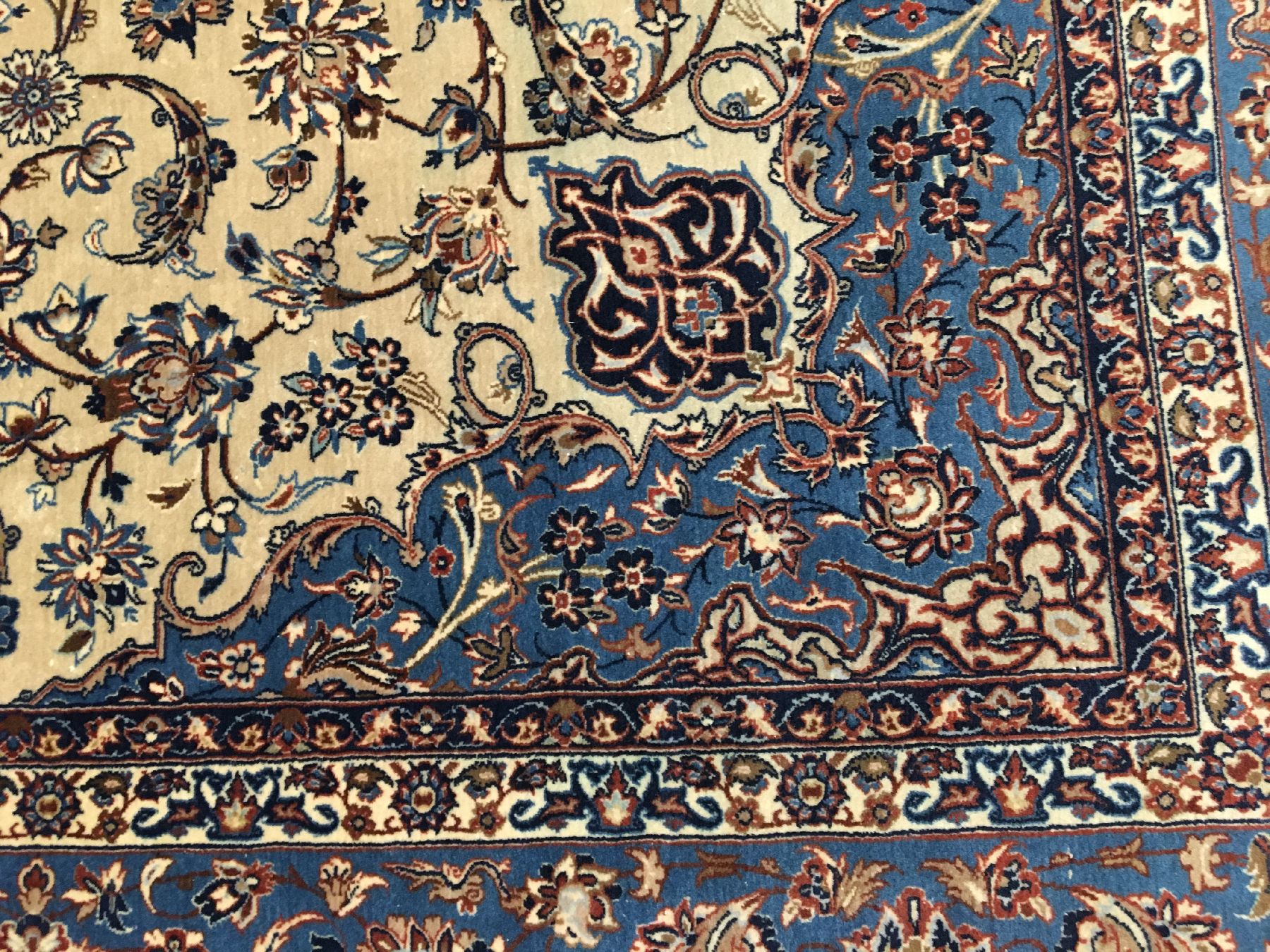 Detail d: Feiner Esfahan "Seirafian" alt (Signiert), Zentralpersien, um 1950/1960, Korkwolle geknüpft auf Seidenkette. Hochfeiner Esfahan mit ...