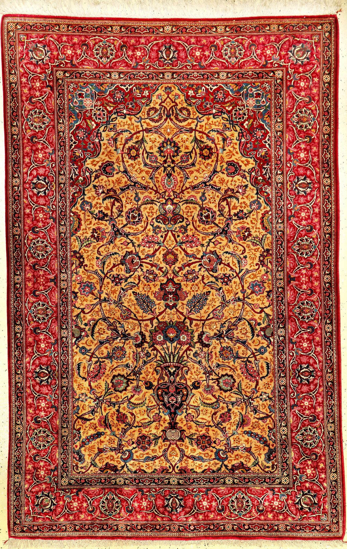 Feiner Seiden Keschan alt, Zentralpersien, um 1930, reine Naturseide. Seltener Seiden Keschan mit kunstvollen Design im Stile der berühmten ...
