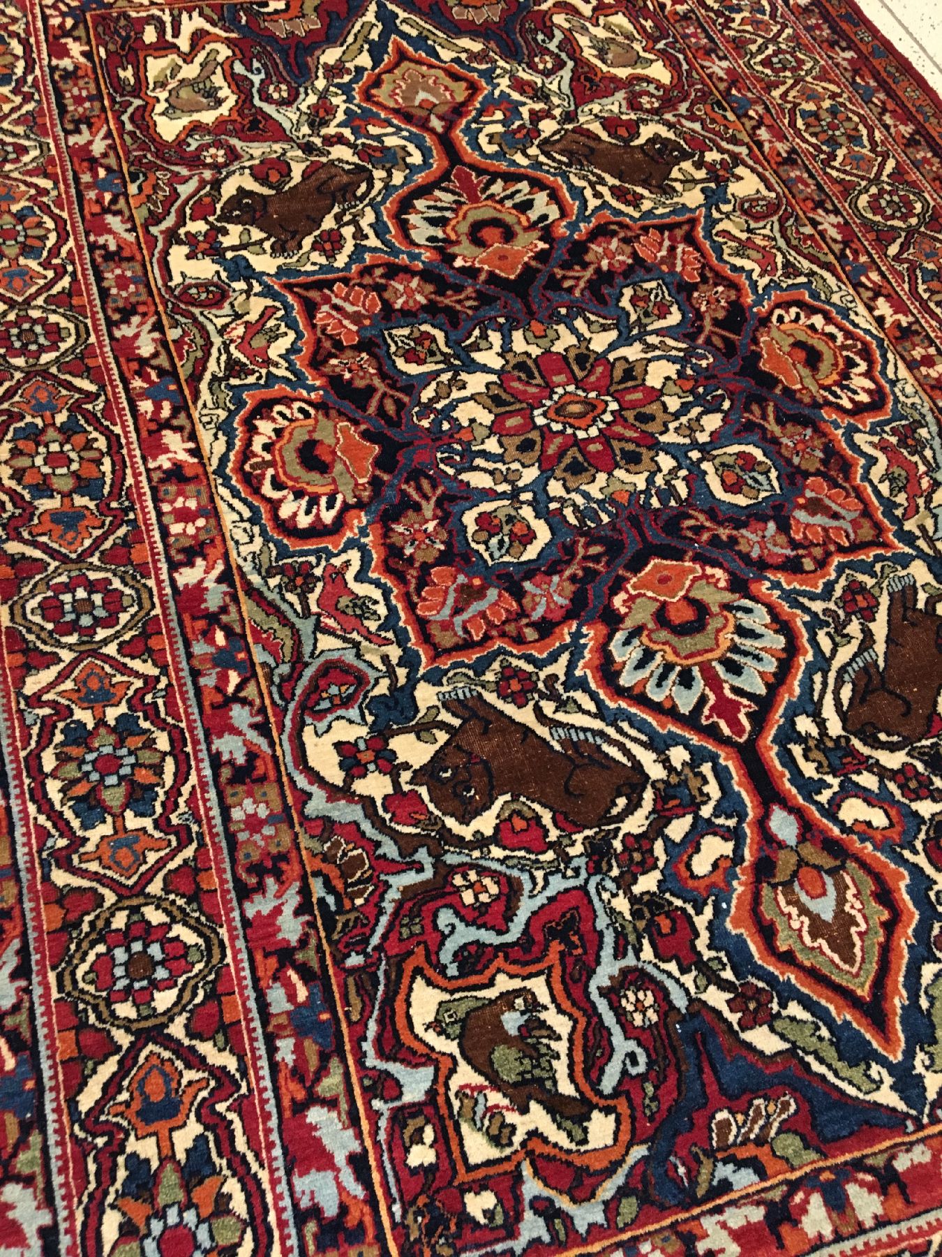 Detail b: Kerman "Lawer" antik, Südpersien, 19.Jhd., Wolle geknüpft auf Baumwolle. Dekorativer und seltener Kerman-Lawer mit erstklassigen ...