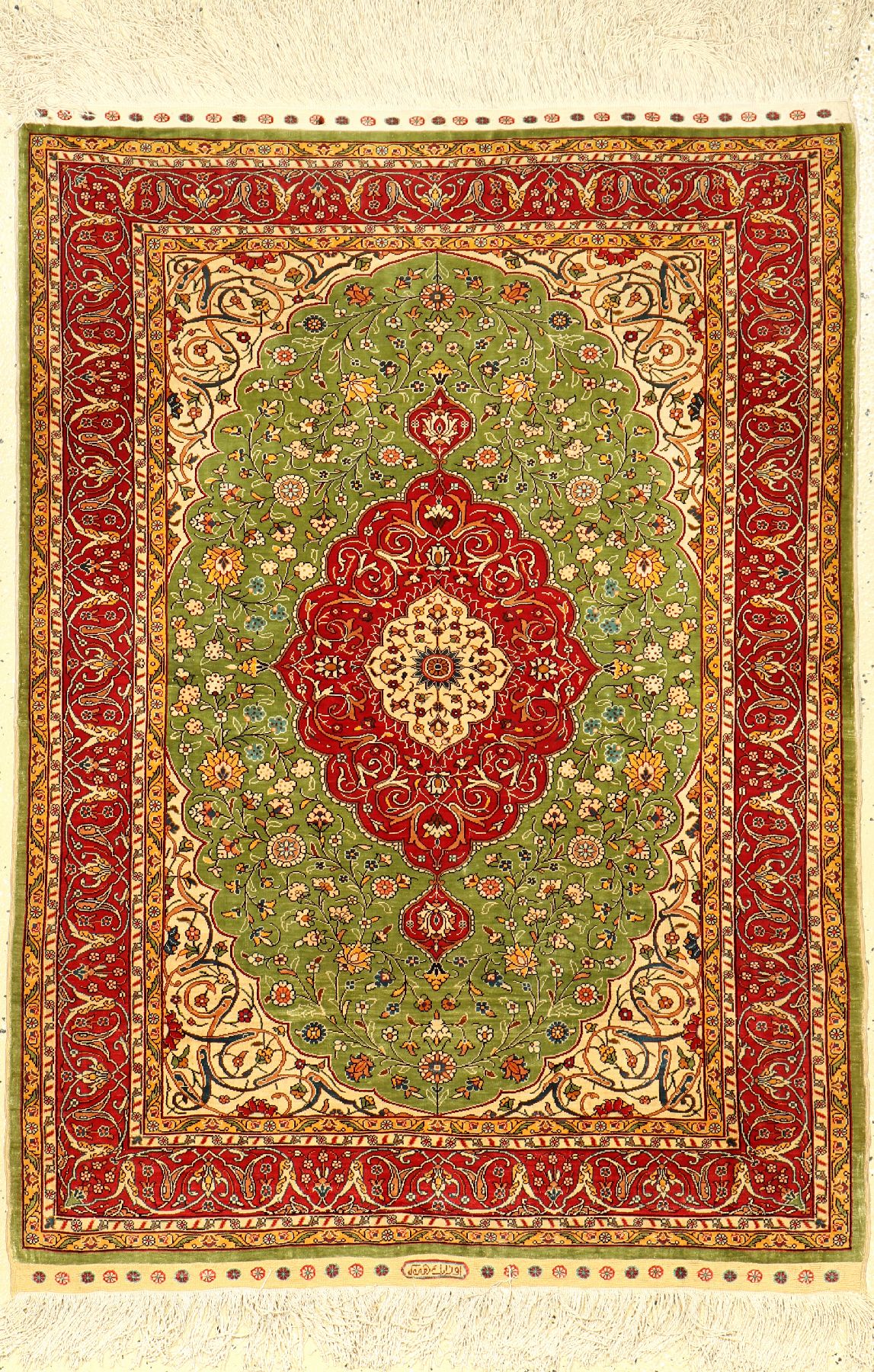 Feiner grüner Seiden Hereke "Özipek" alt (Signiert), Türkei, um 1960, reine Naturseide. Feiner Hereke mit Medaillon Muster auf grünen ...